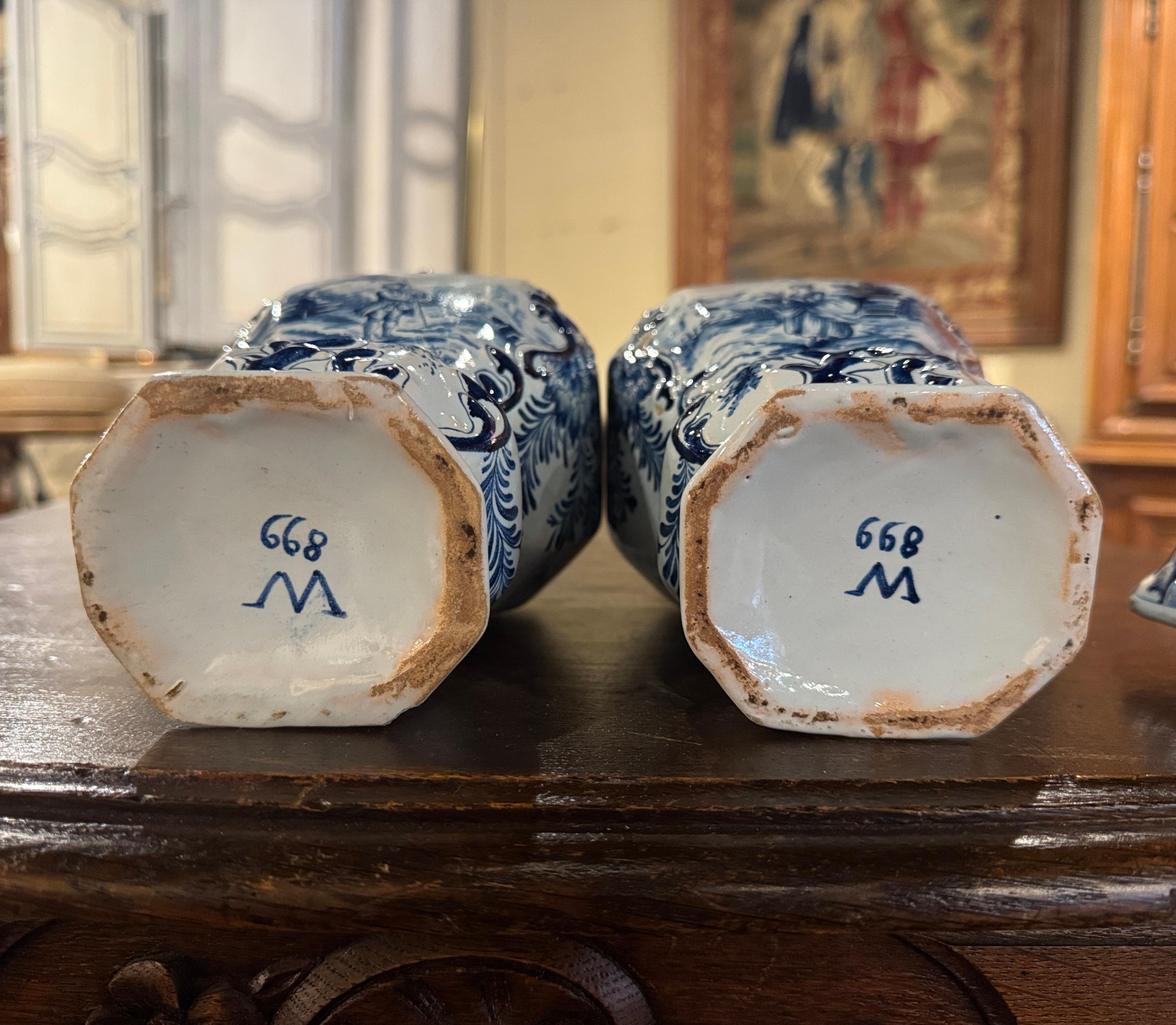 Céramique Paire de vases français du 19ème siècle en faïence de Delft bleue et blanche avec couvercles en forme de perroquet