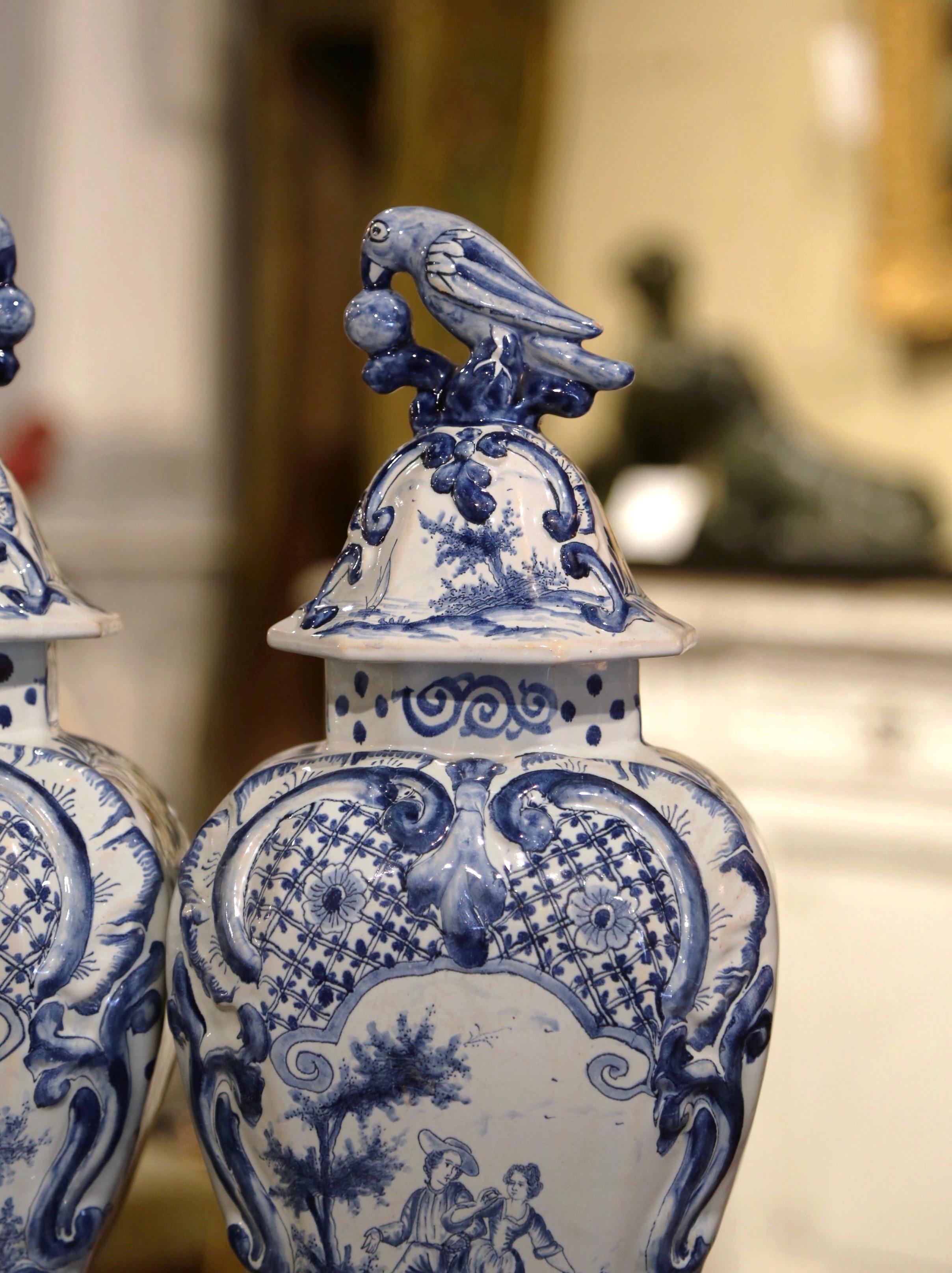 Paire de vases français du 19ème siècle en faïence de Delft bleue et blanche avec couvercles en forme de perroquet 1
