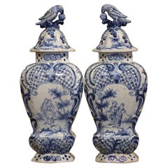Paire de vases français du 19ème siècle en faïence de Delft bleue et blanche avec couvercles en forme de perroquet