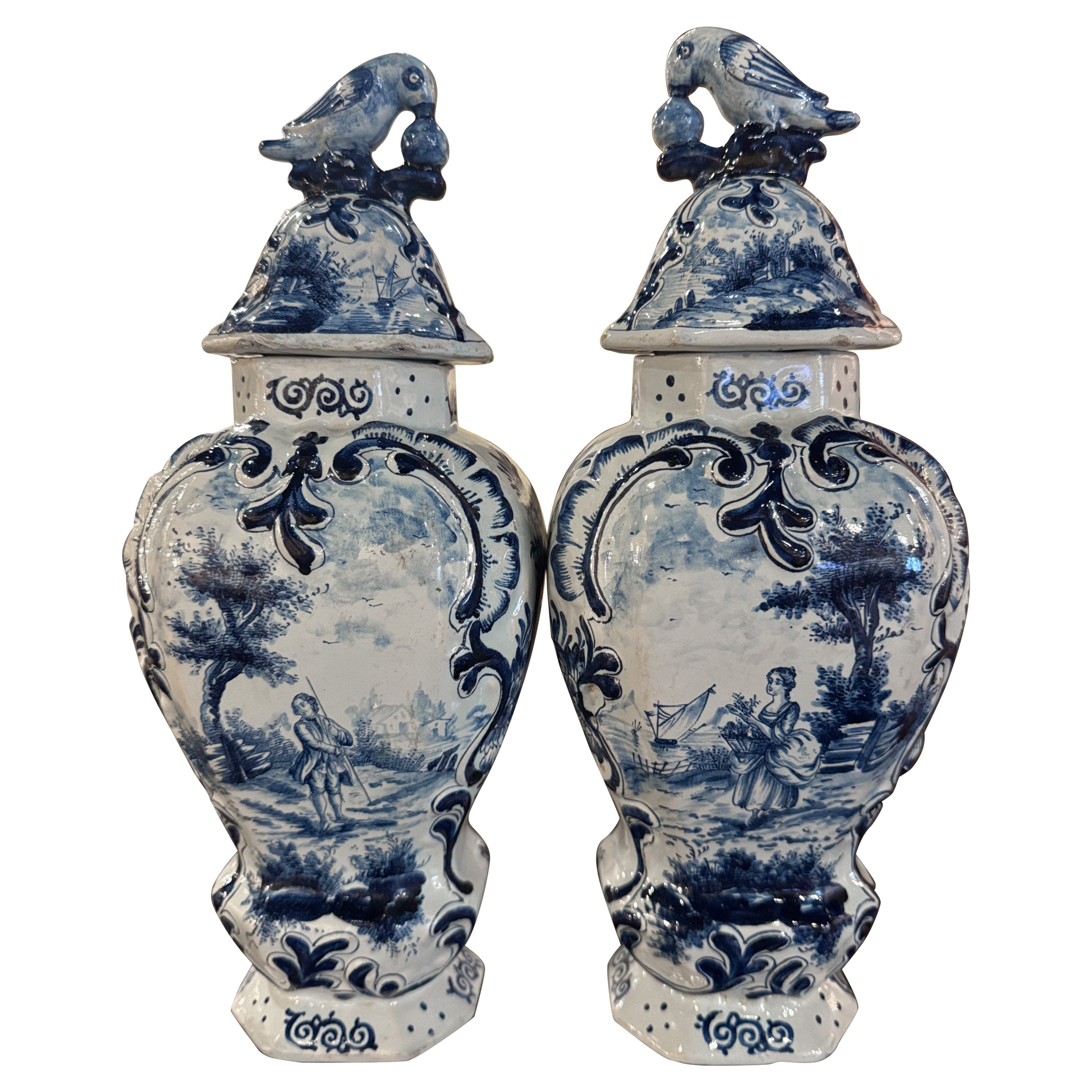 Paire de vases français du 19ème siècle en faïence de Delft bleue et blanche avec couvercles en forme de perroquet