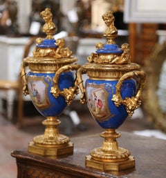 Pareja de Jarrones de Sèvres de Porcelana Azul y Bronce Dorado Franceses del Siglo XIX