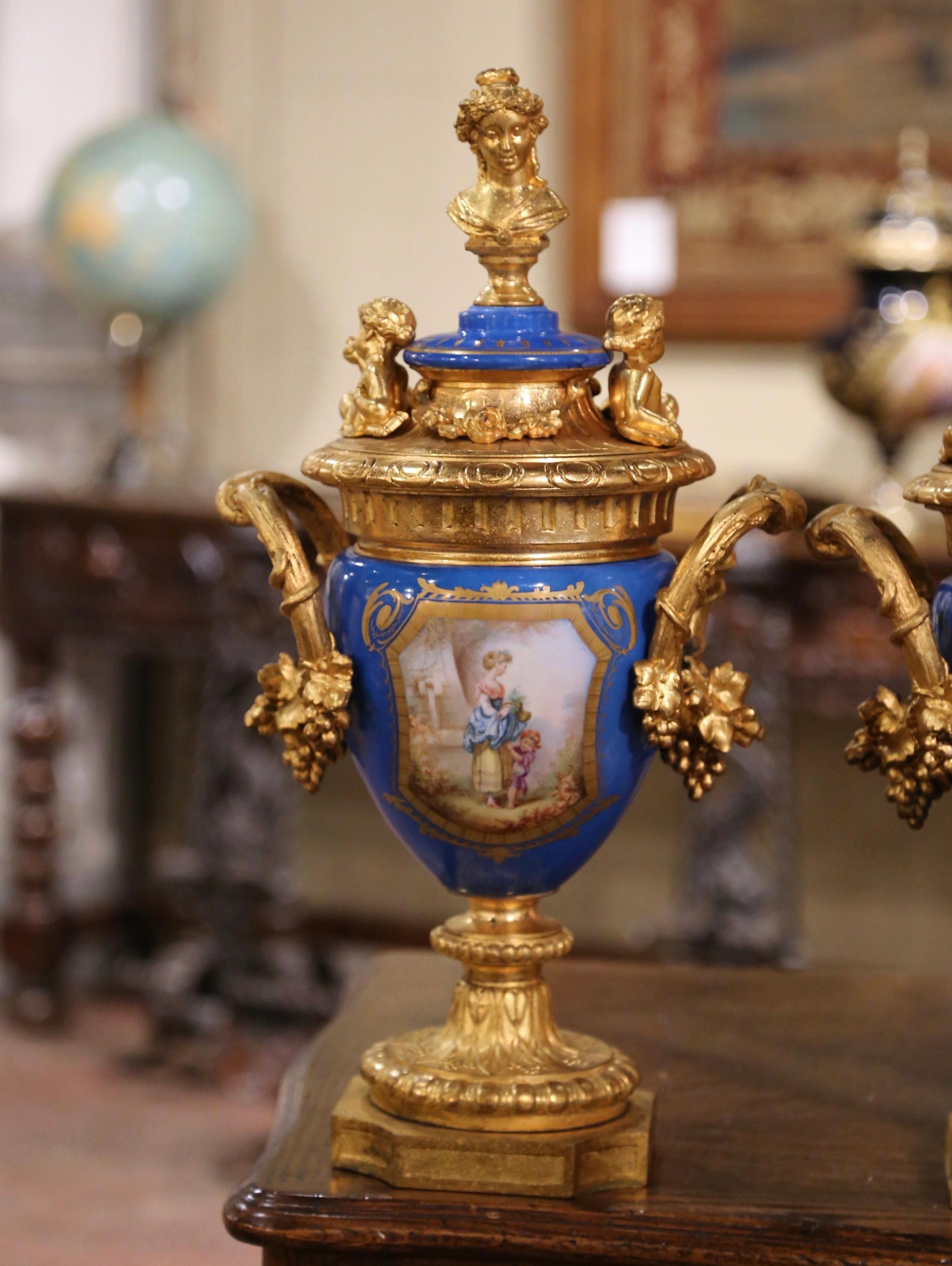 Francese Coppia di vasi da ornamento Sèvres francesi del XIX secolo in porcellana blu e bronzo dorato in vendita