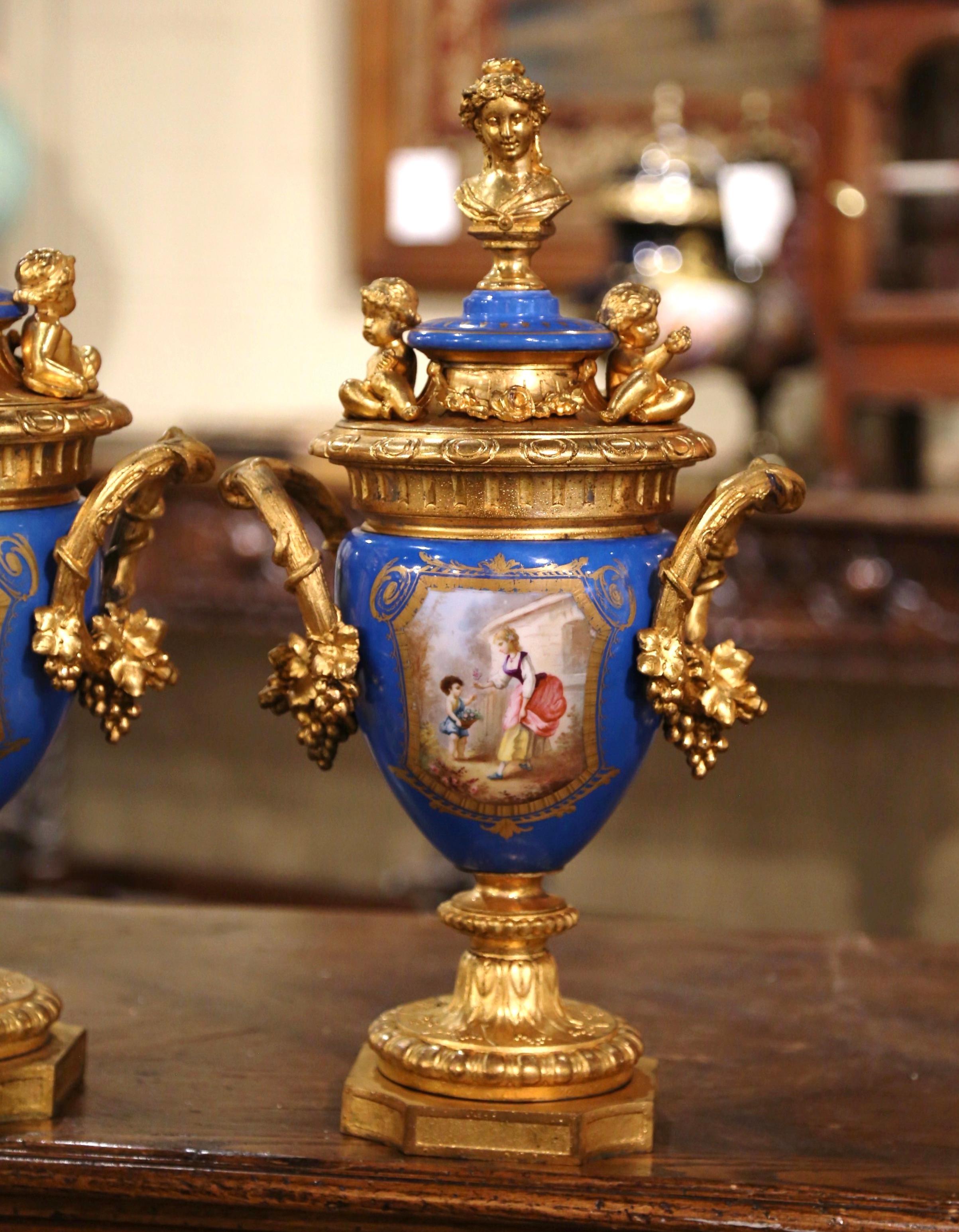 Paar französische Sèvres-Urnenvasen aus blauem Porzellan und vergoldeter Bronze des 19. (Vergoldet) im Angebot