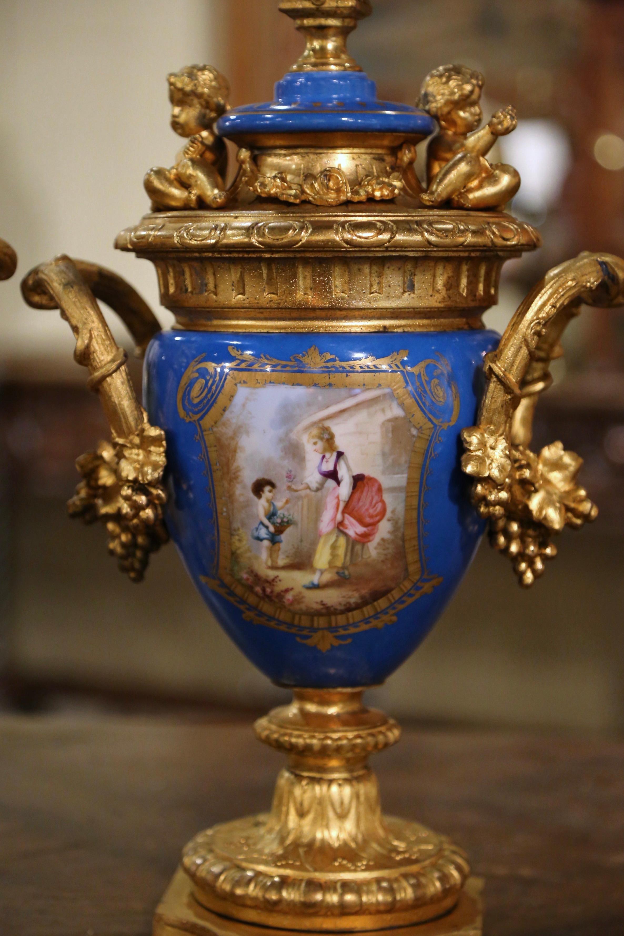Paar französische Sèvres-Urnenvasen aus blauem Porzellan und vergoldeter Bronze des 19. im Angebot 1