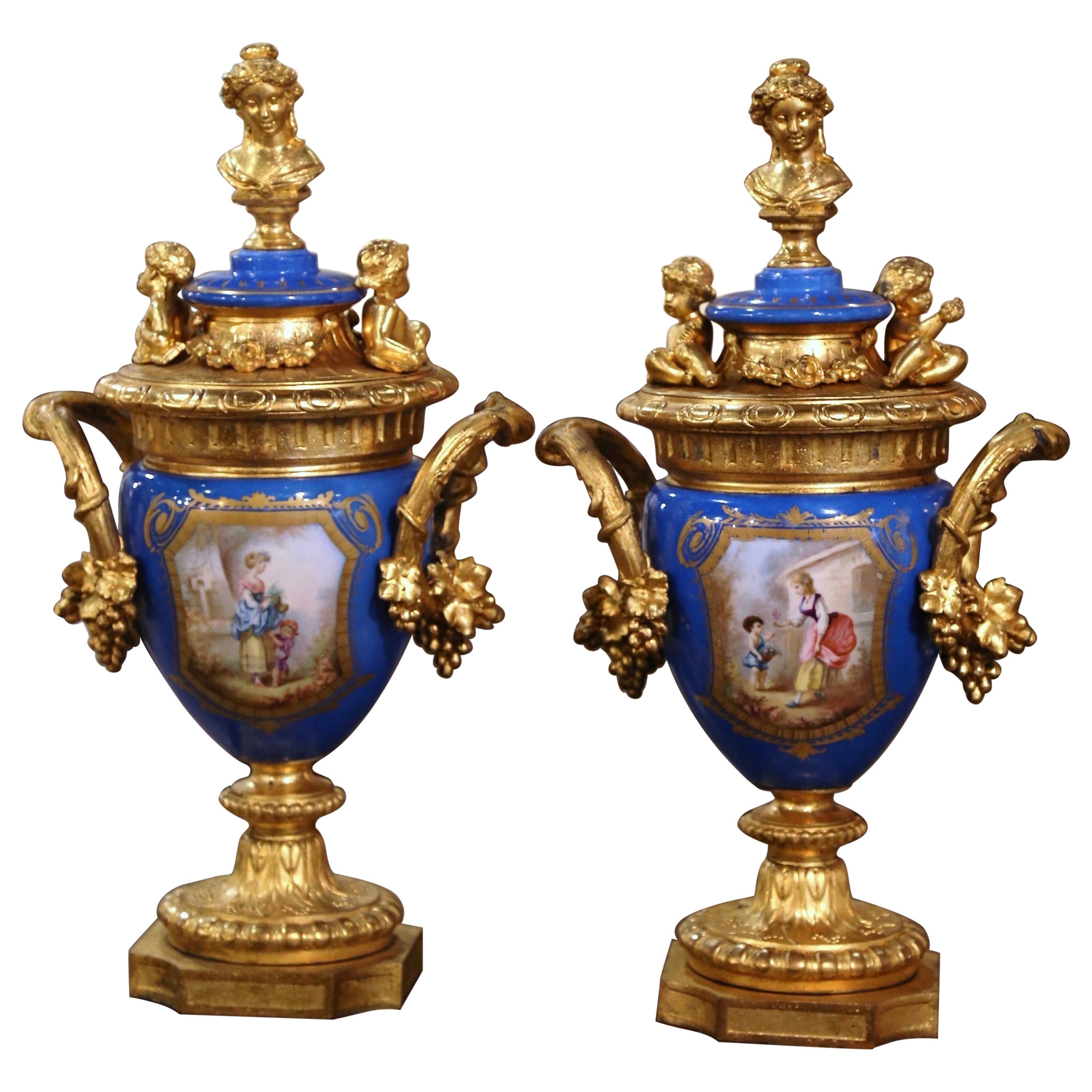 Coppia di vasi da ornamento Sèvres francesi del XIX secolo in porcellana blu e bronzo dorato
