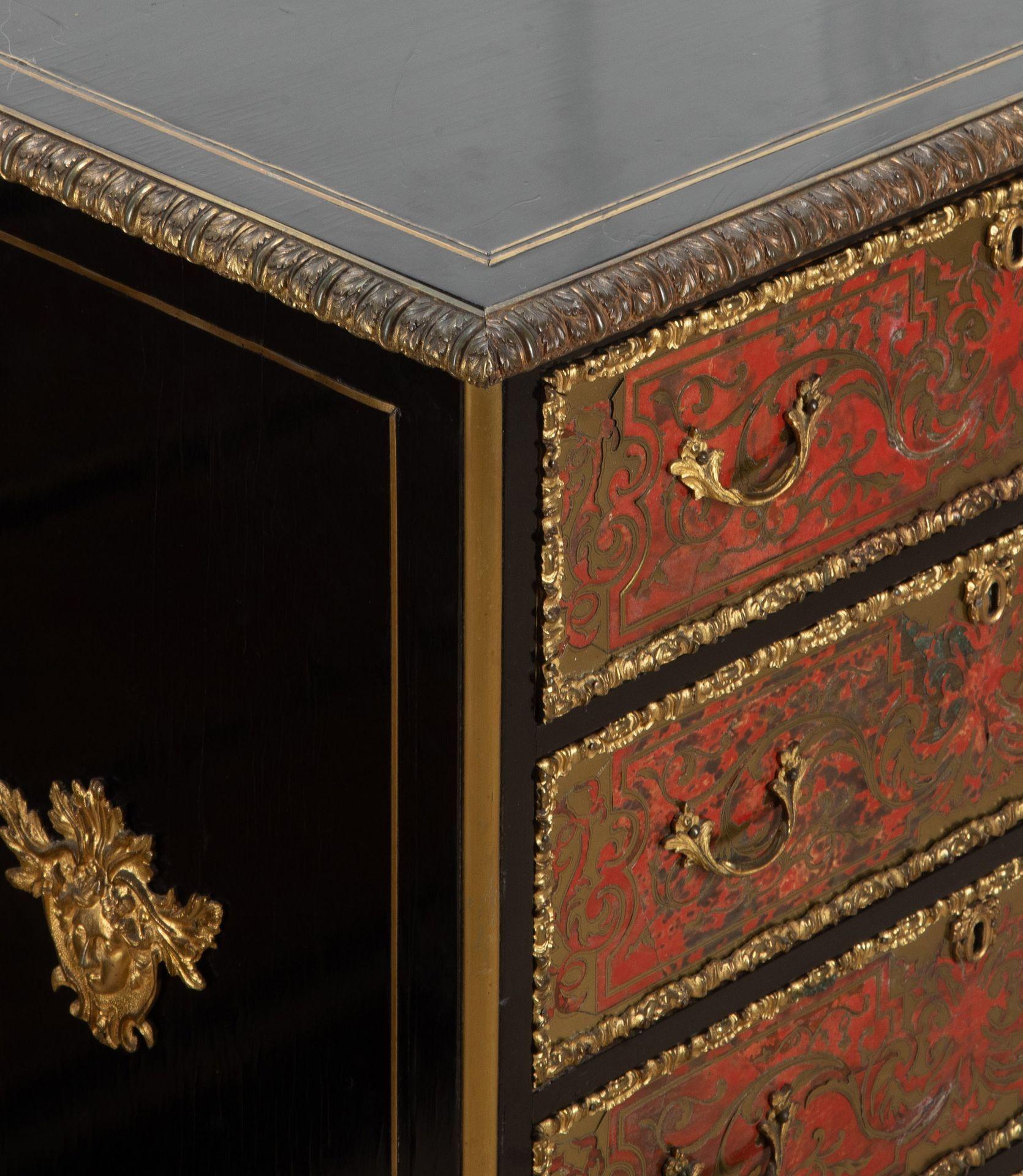 Coppia di commodes francesi Boulle in tartaruga del XIX secolo in vendita 4