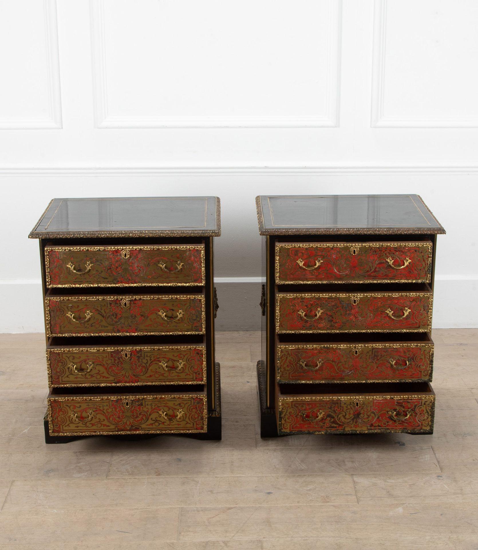 Una coppia eccezionalmente rara di piccole commodes in boulle francese della fine del XIX secolo.
I frontali sono caratterizzati da impressionanti intarsi in ottone premier-partie e contre-partie e tartaruga.
Con decorazioni in bronzo dorato