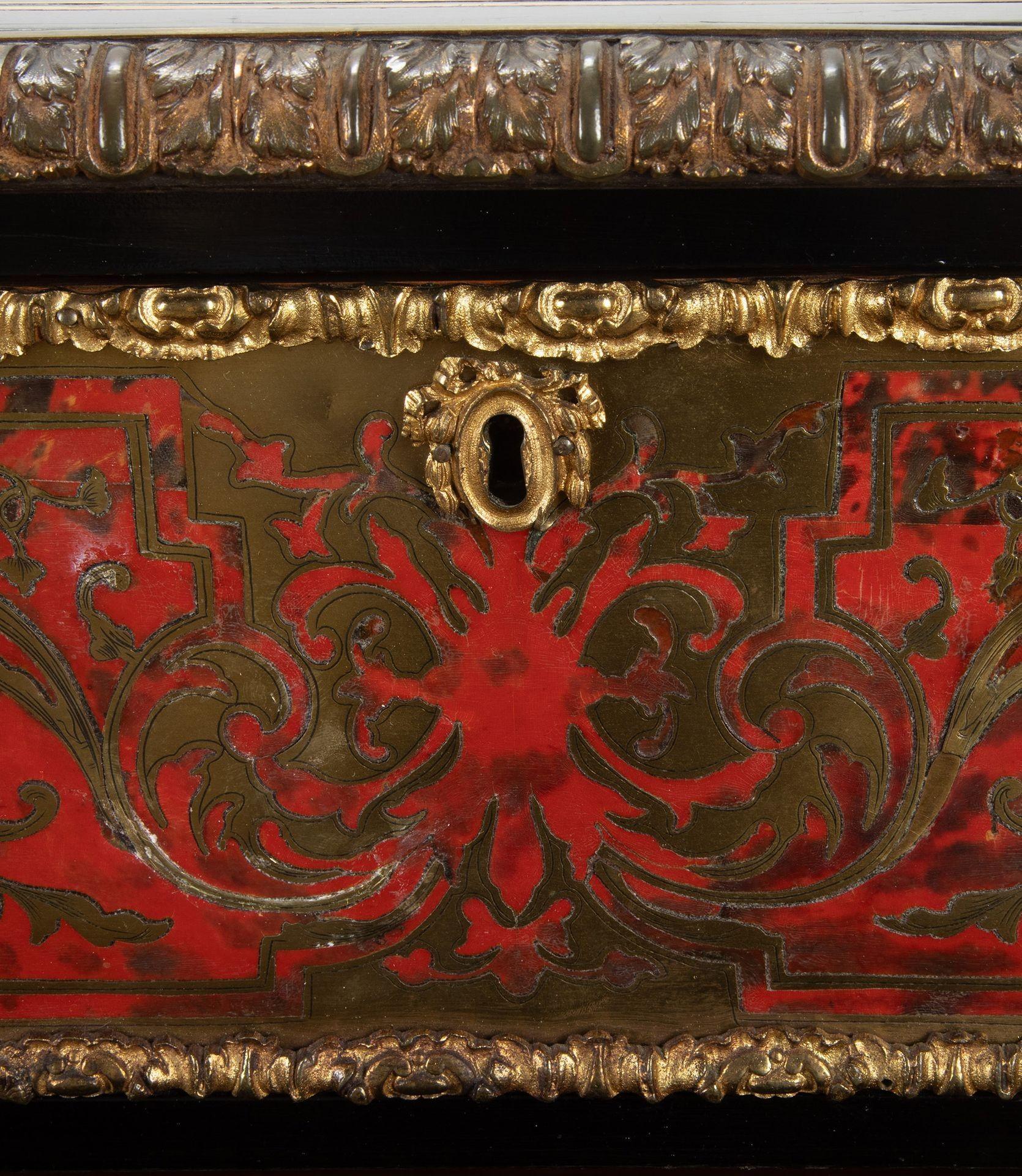 Ottone Coppia di commodes francesi Boulle in tartaruga del XIX secolo in vendita