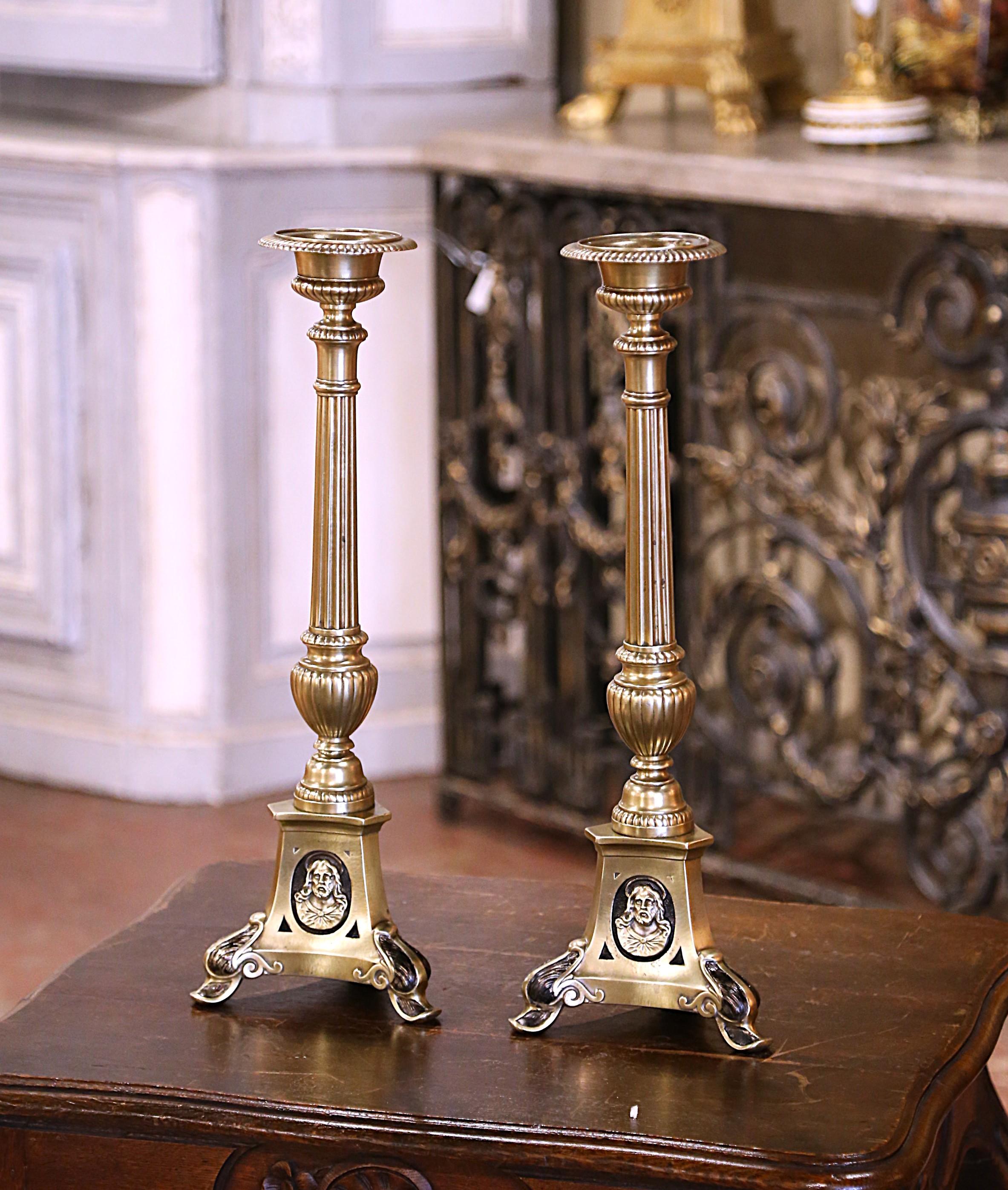 Decora una console o un caminetto con questa elegante coppia di candelieri antichi. Realizzato in Francia intorno al 1880, ogni 