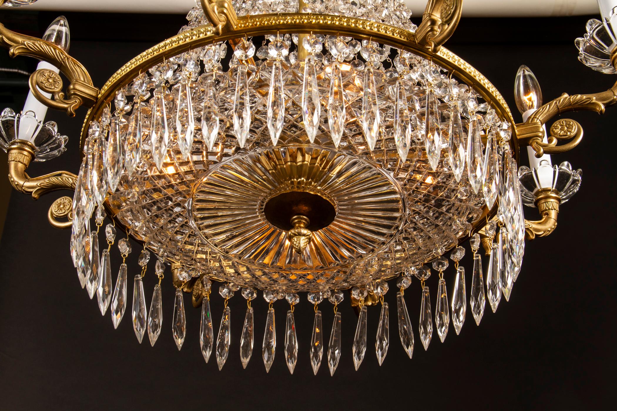 Francese Coppia di lampadari francesi del XIX secolo in bronzo e cristallo, grande piatto in cristallo in vendita