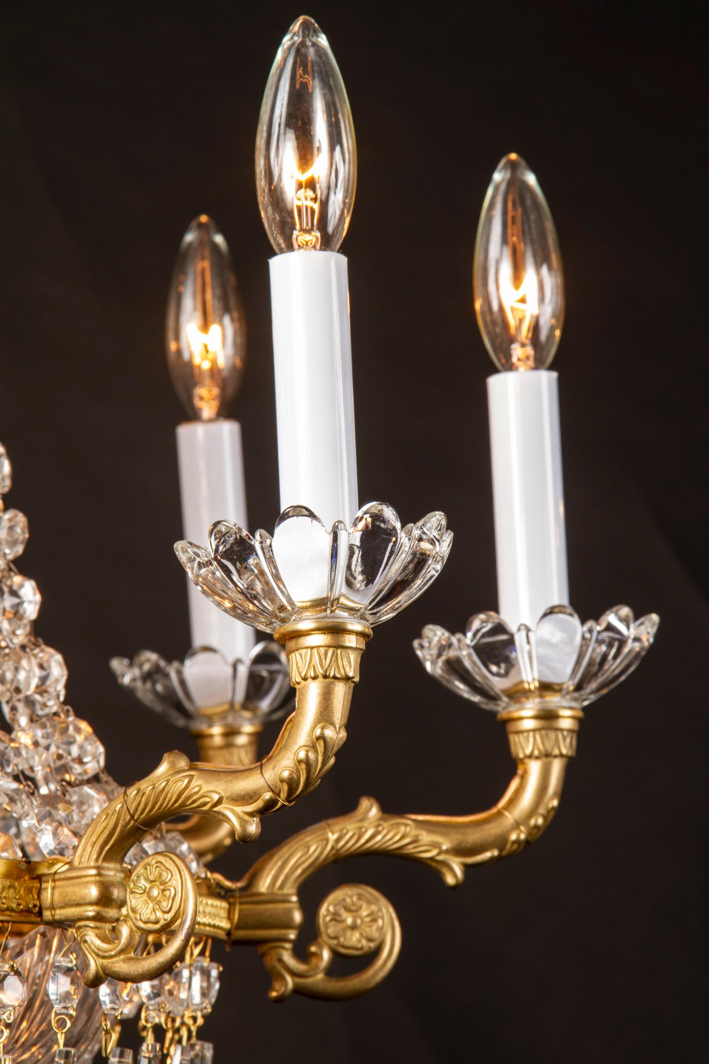 Bronzo Coppia di lampadari francesi del XIX secolo in bronzo e cristallo, grande piatto in cristallo in vendita