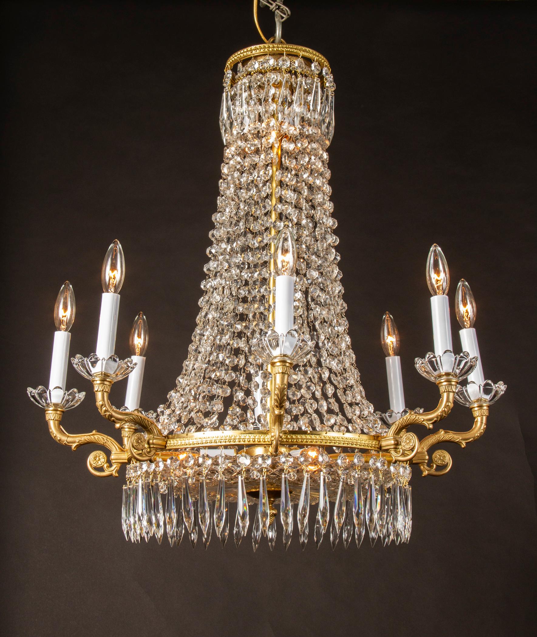 Coppia di lampadari francesi del XIX secolo in bronzo e cristallo, grande piatto in cristallo in vendita 3