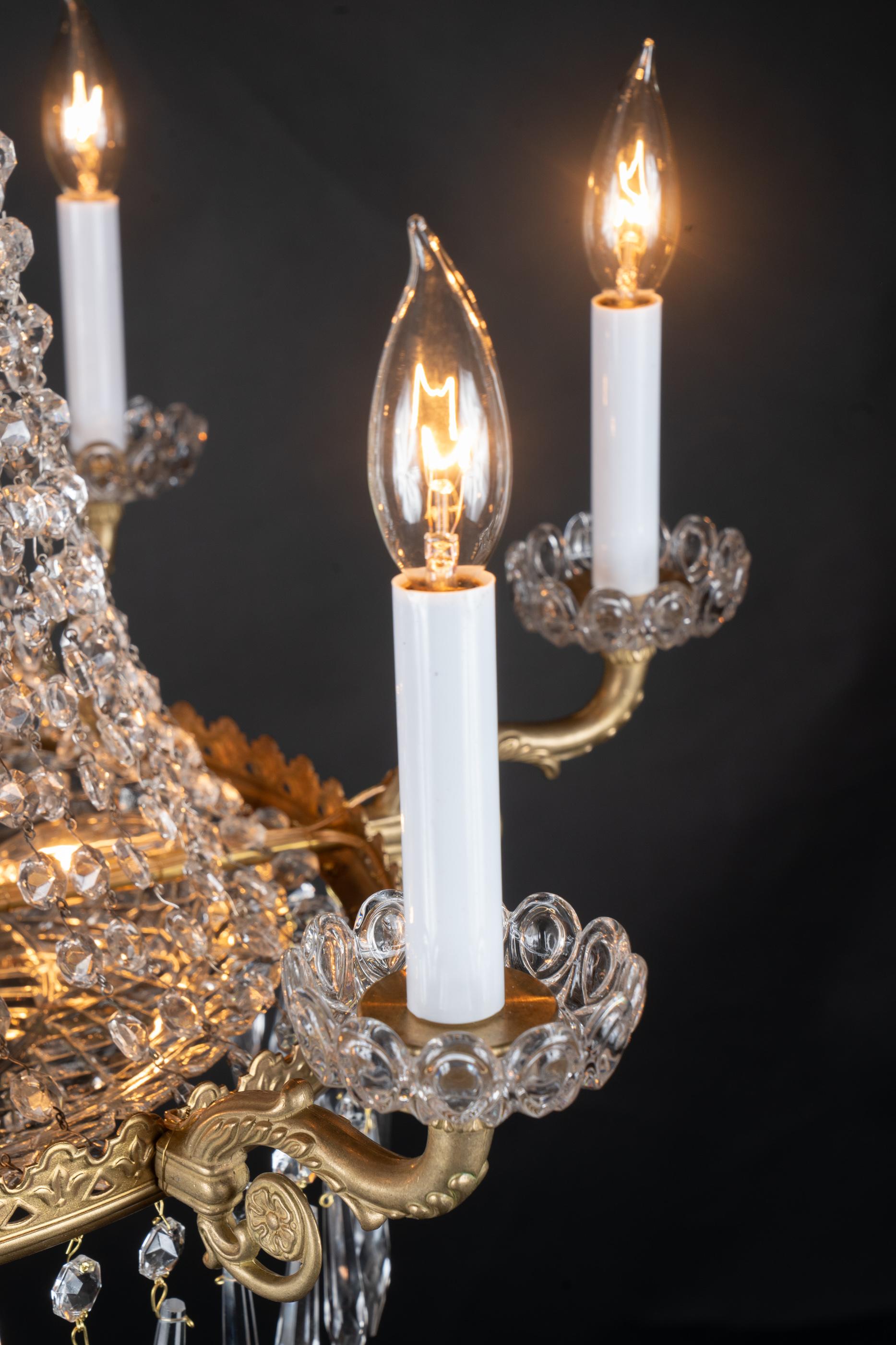 Bronzo Coppia di lampadari francesi del XIX secolo in bronzo e cristallo, grande piatto in cristallo in vendita