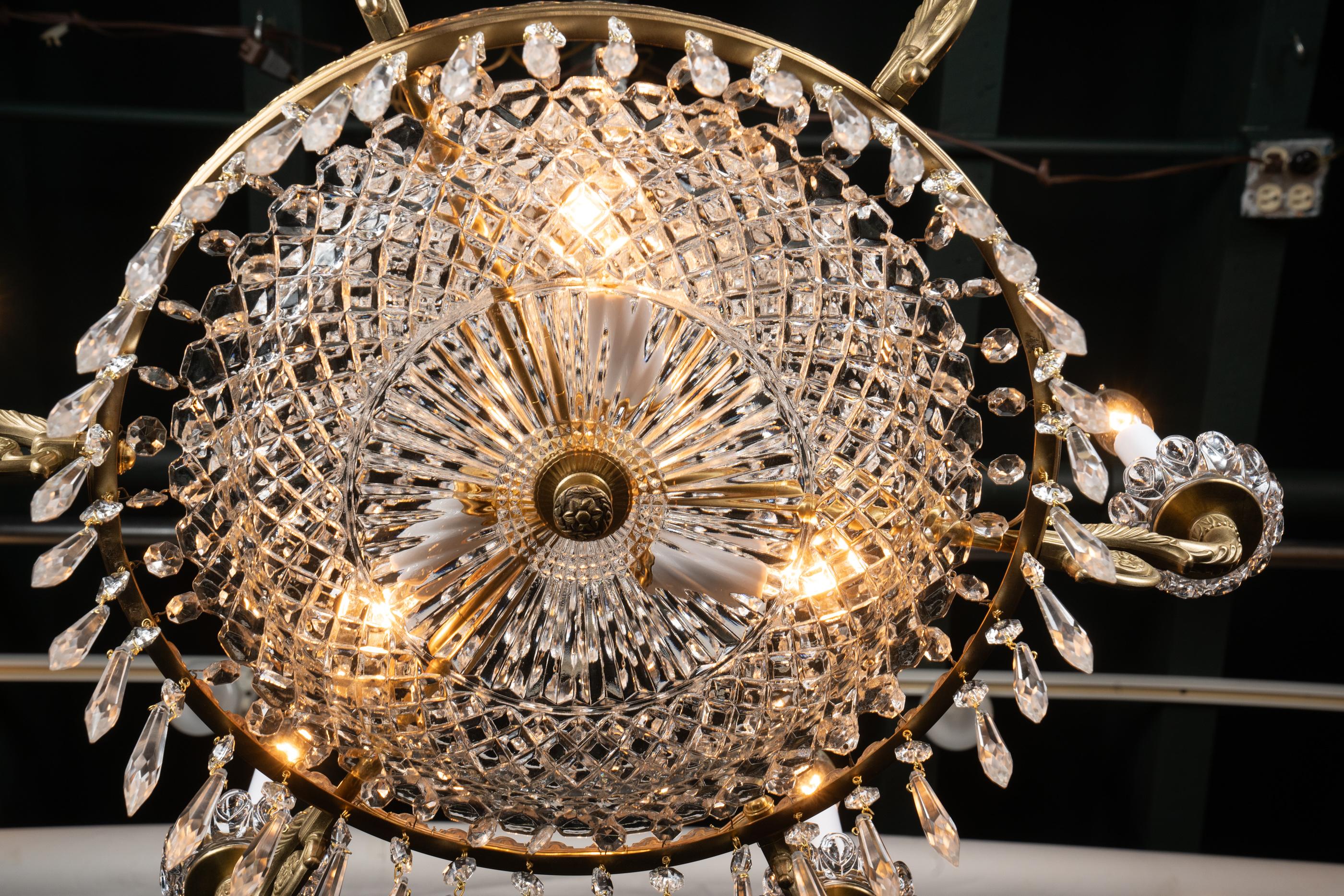 Coppia di lampadari francesi del XIX secolo in bronzo e cristallo, grande piatto in cristallo in vendita 1