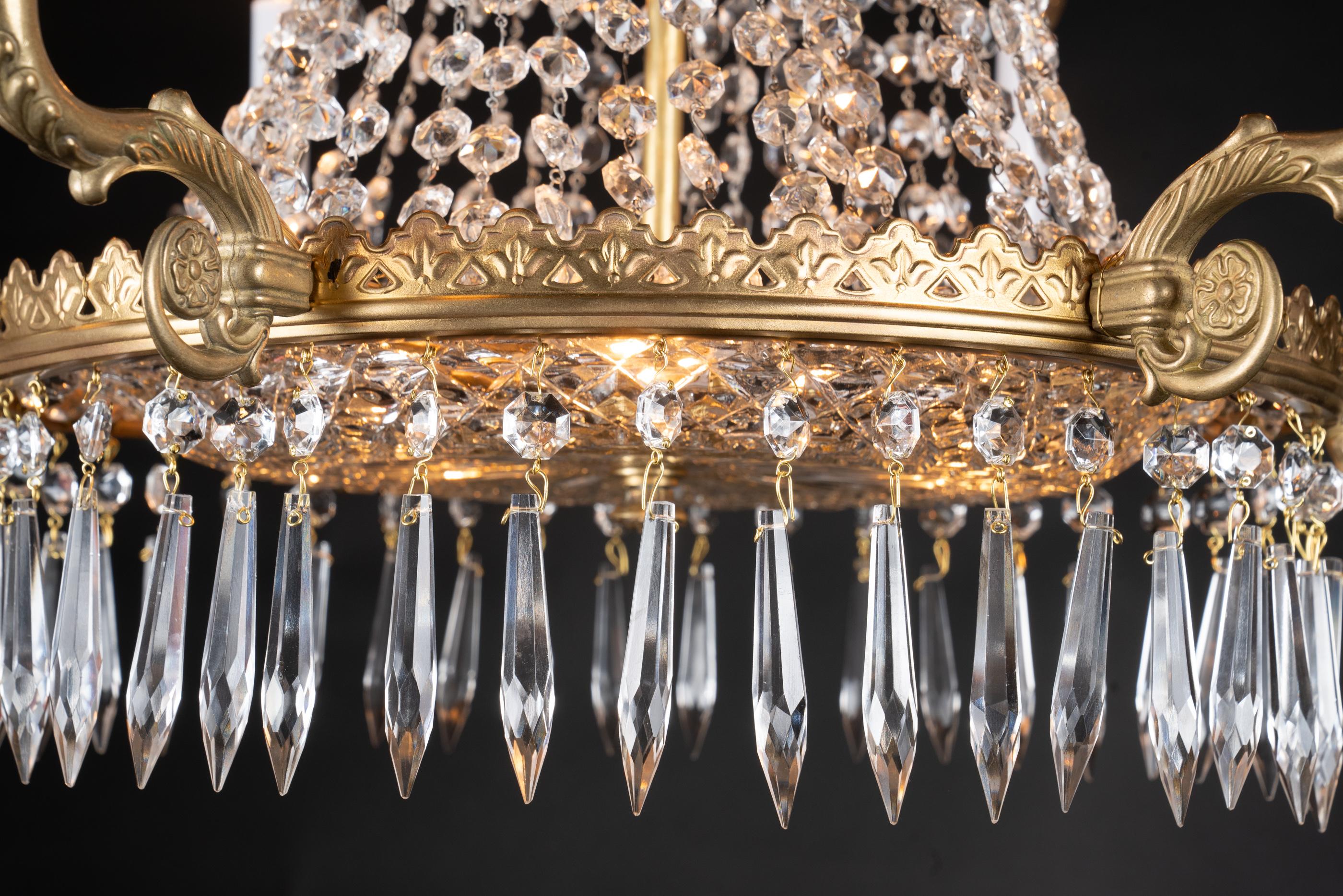 Coppia di lampadari francesi del XIX secolo in bronzo e cristallo, grande piatto in cristallo in vendita 2