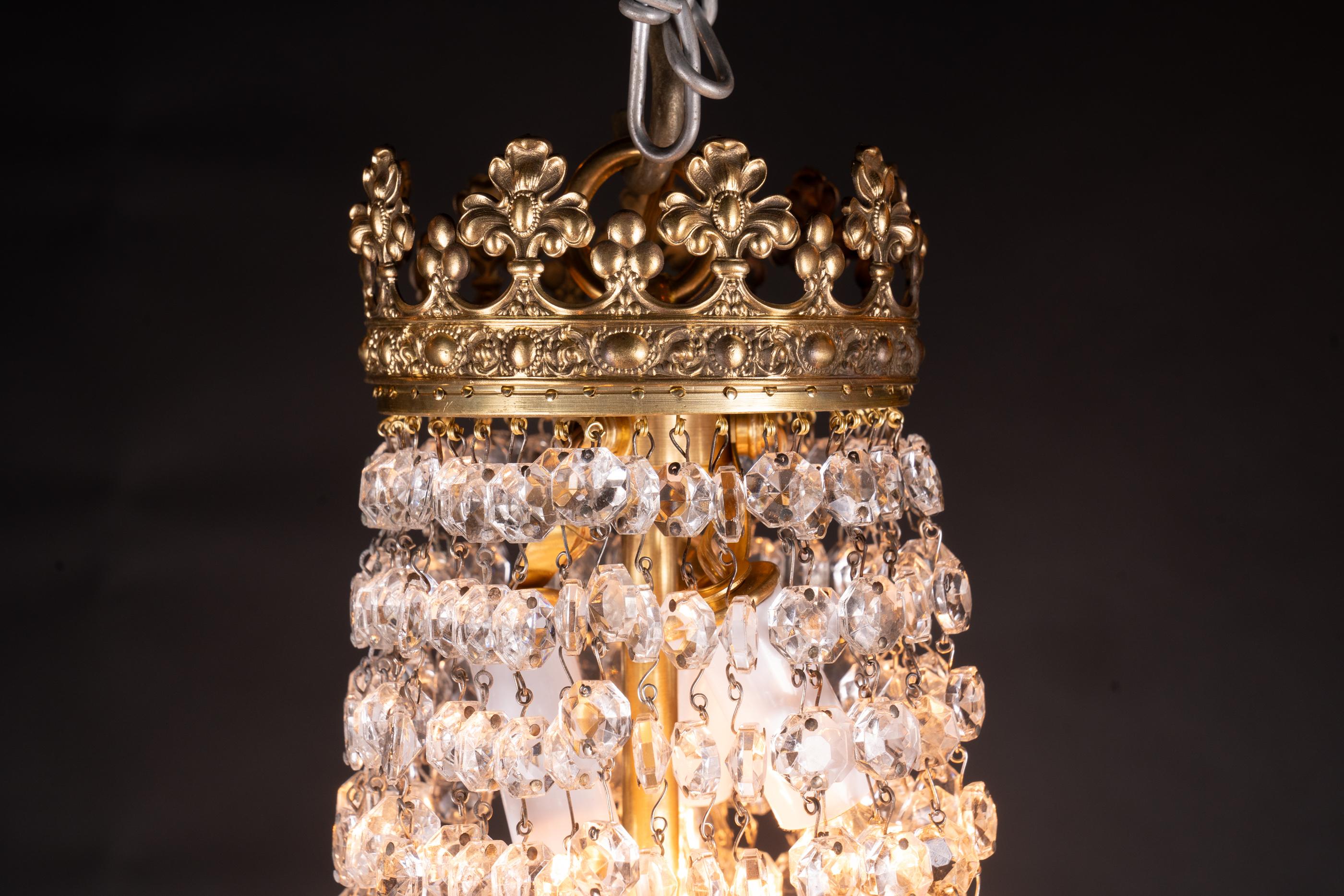 Coppia di lampadari francesi del XIX secolo in bronzo e cristallo, grande piatto in cristallo in vendita 3