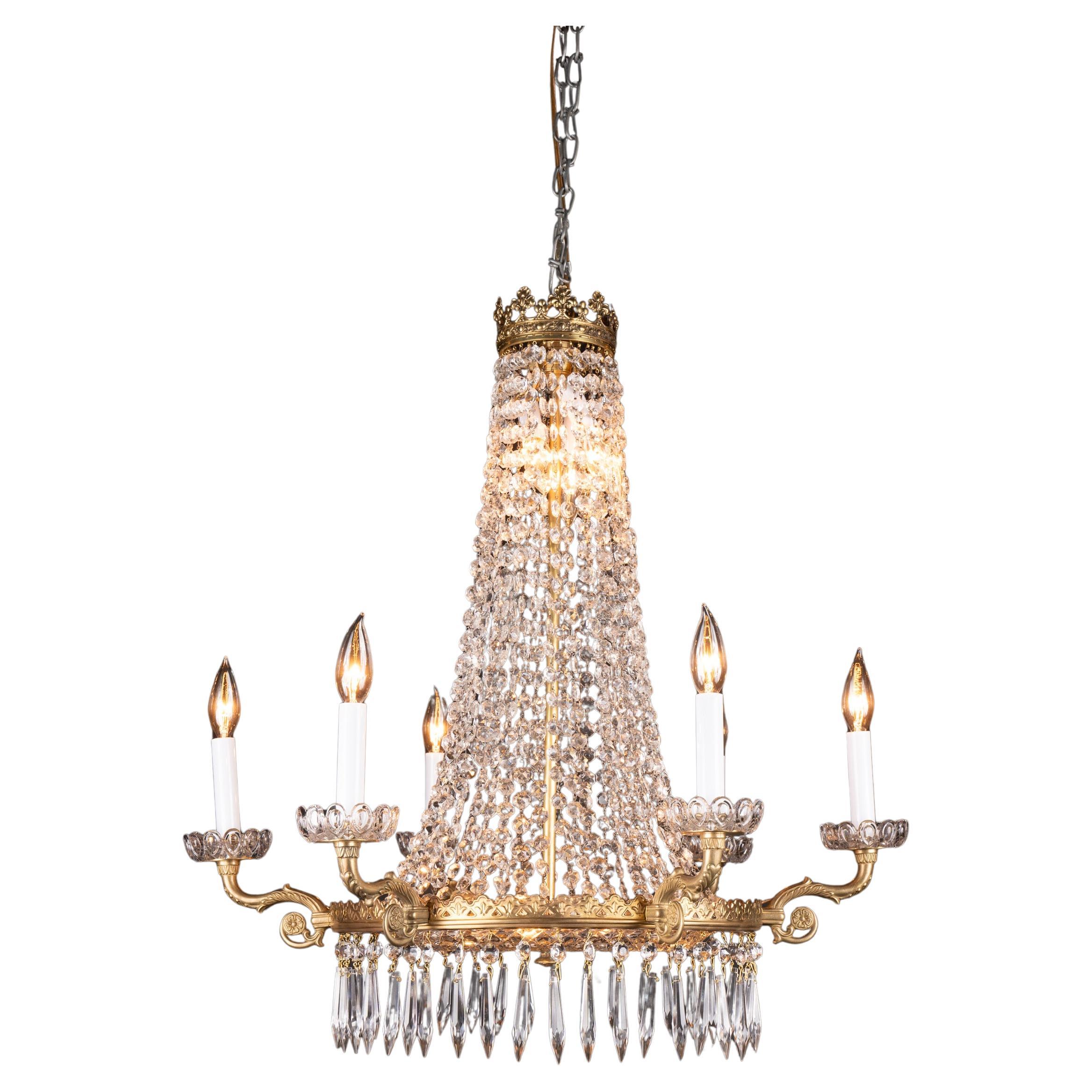 Coppia di lampadari francesi del XIX secolo in bronzo e cristallo, grande piatto in cristallo