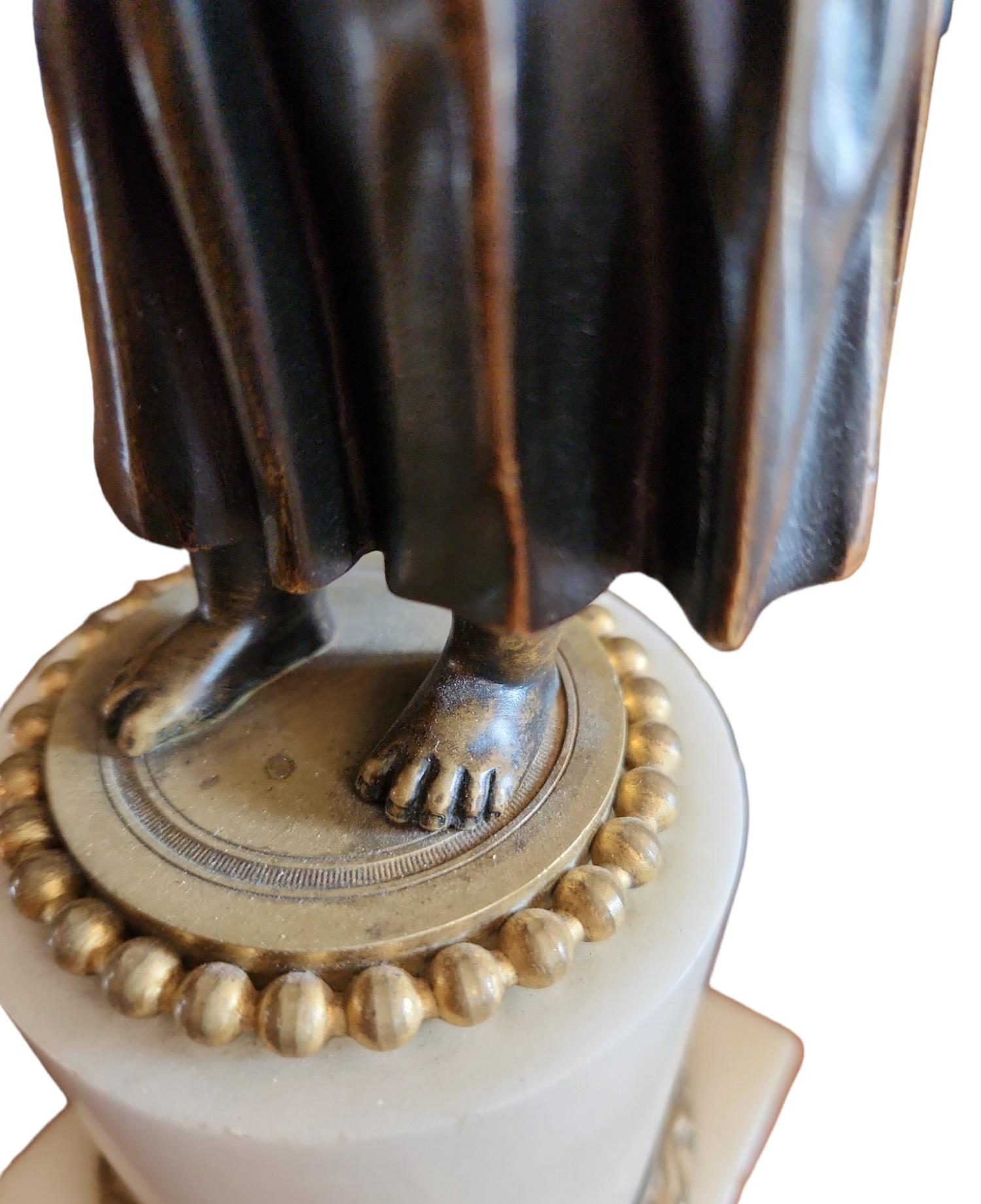 Francese Coppia di candelabri figurativi francesi in bronzo e marmo del XIX secolo in vendita