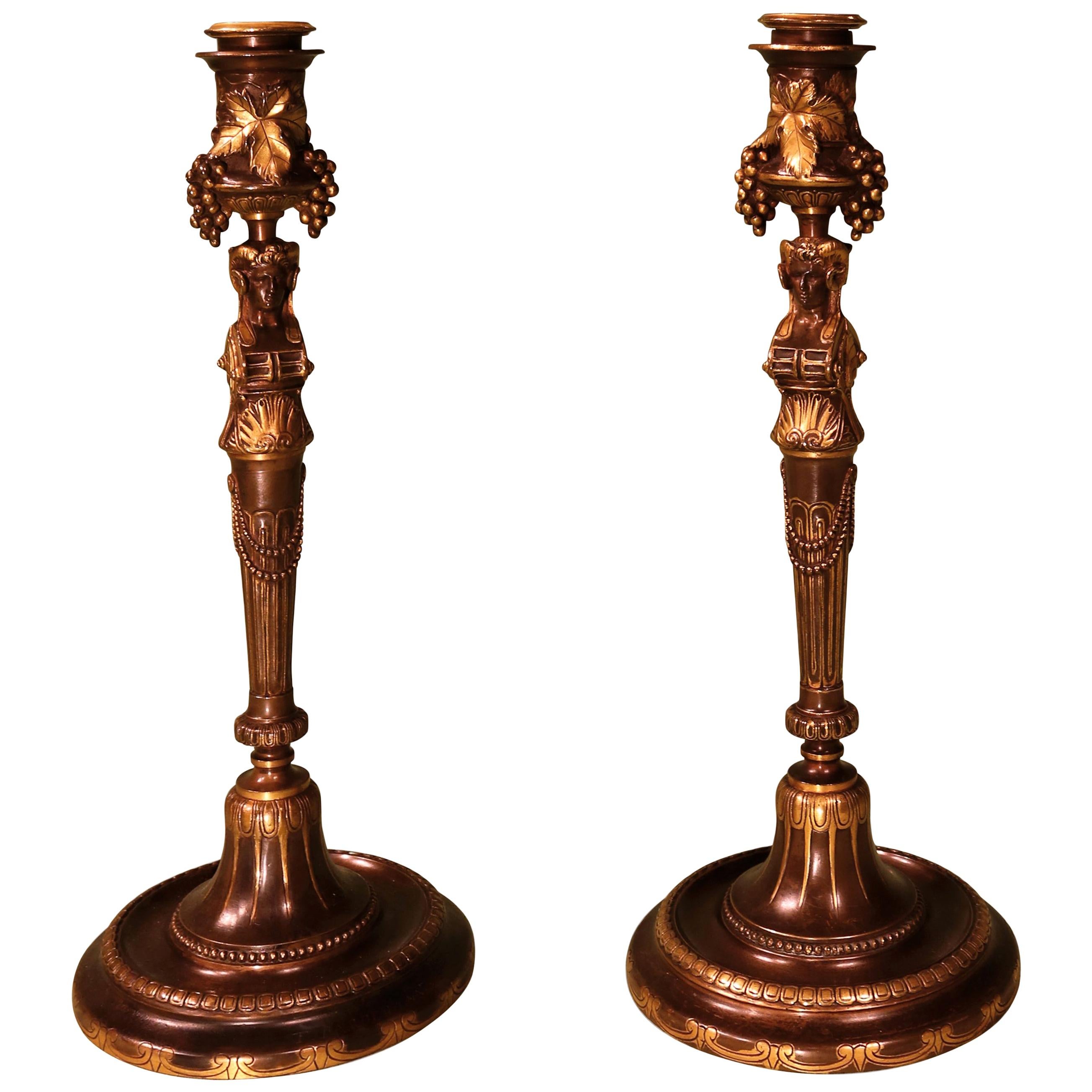 Paar französische Barbedienne-Kerzenständer aus Bronze und Goldbronze des 19. Jahrhunderts im Angebot