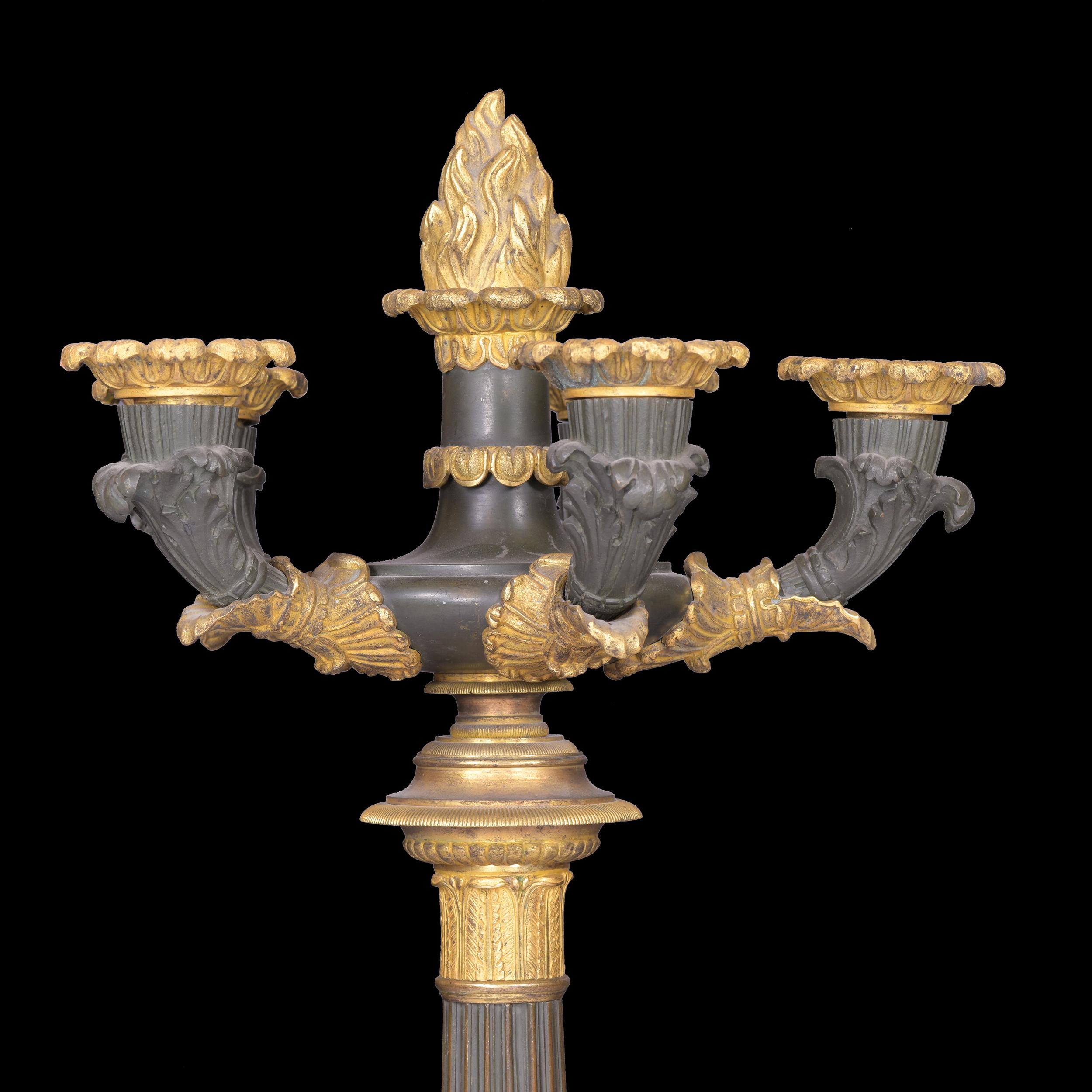 Paar französische Bronze- und Goldbronze-Kandelaber des 19. Jahrhunderts (Regency) im Angebot