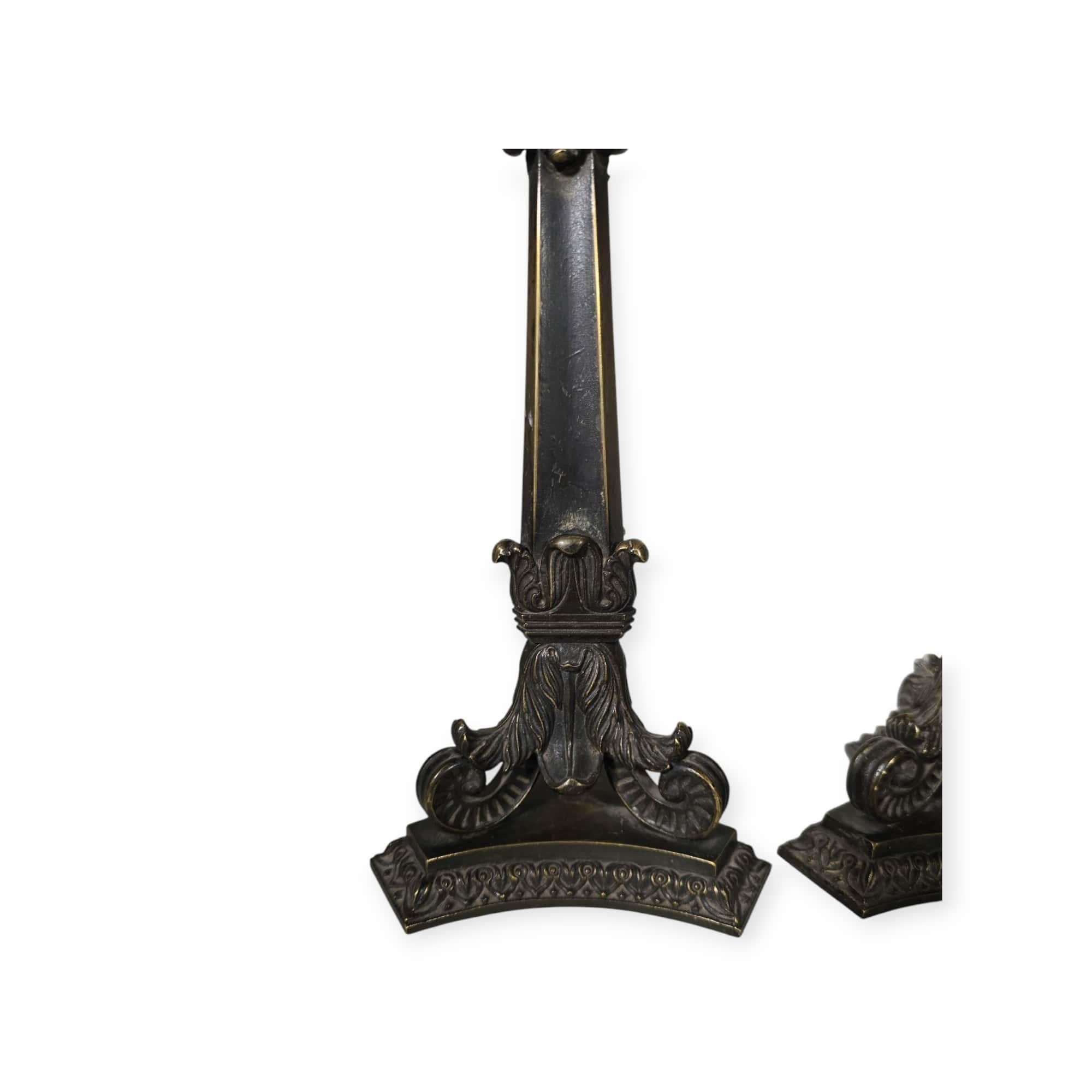 Coppia di candelabri in bronzo francesi del XIX secolo in vendita 5