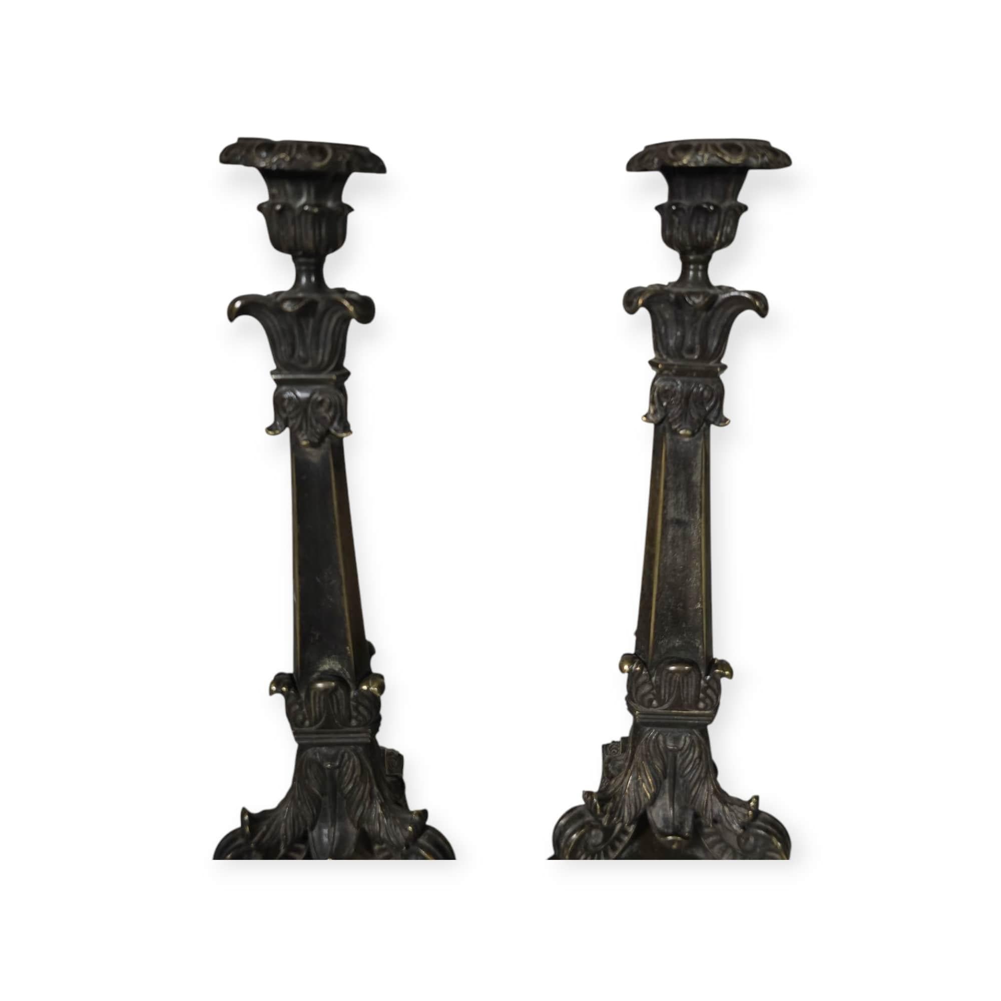 Coppia di candelabri in bronzo francesi del XIX secolo in vendita 6