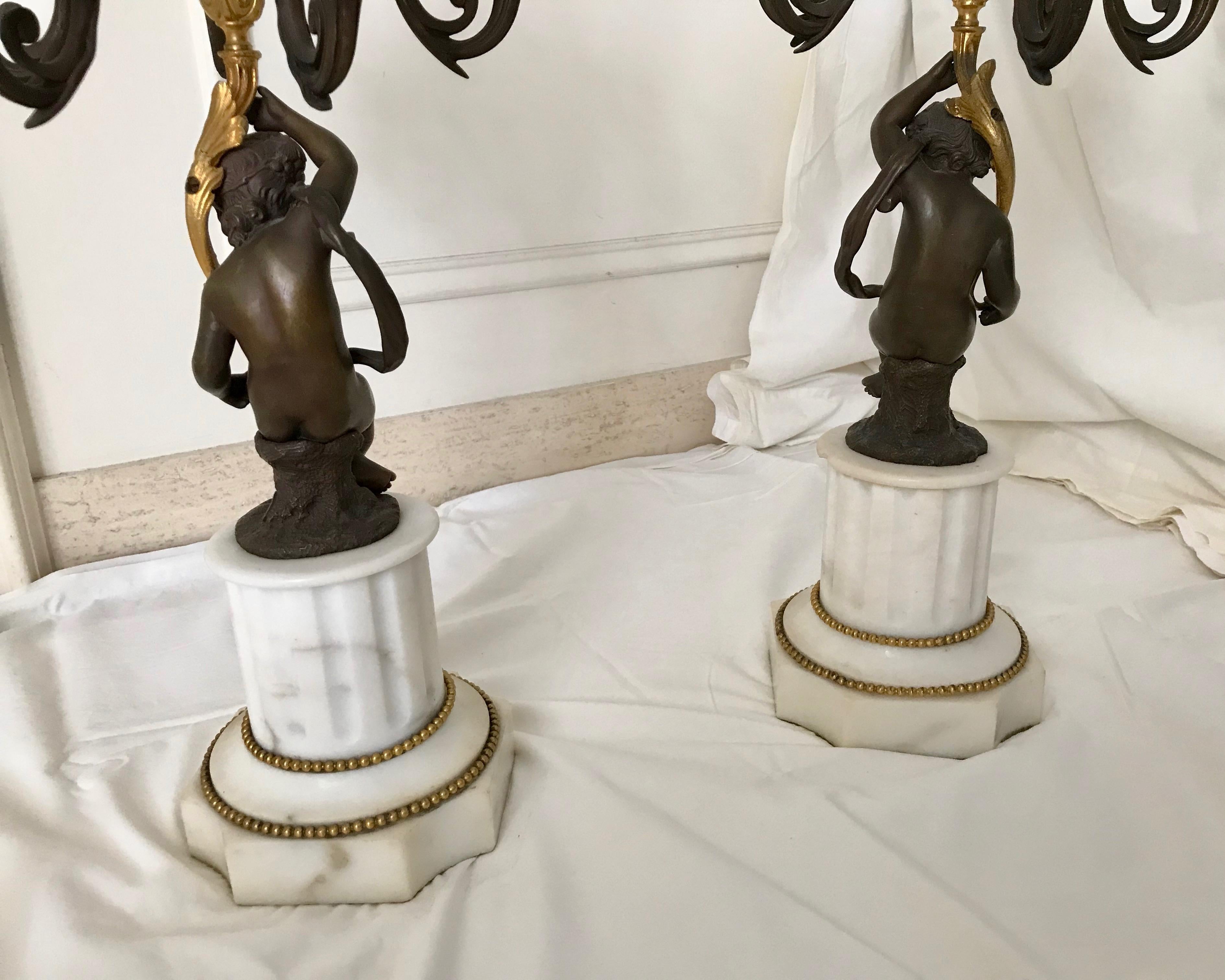 Paar französische Bronze-Kandelaber des 19. Jahrhunderts im Angebot 12