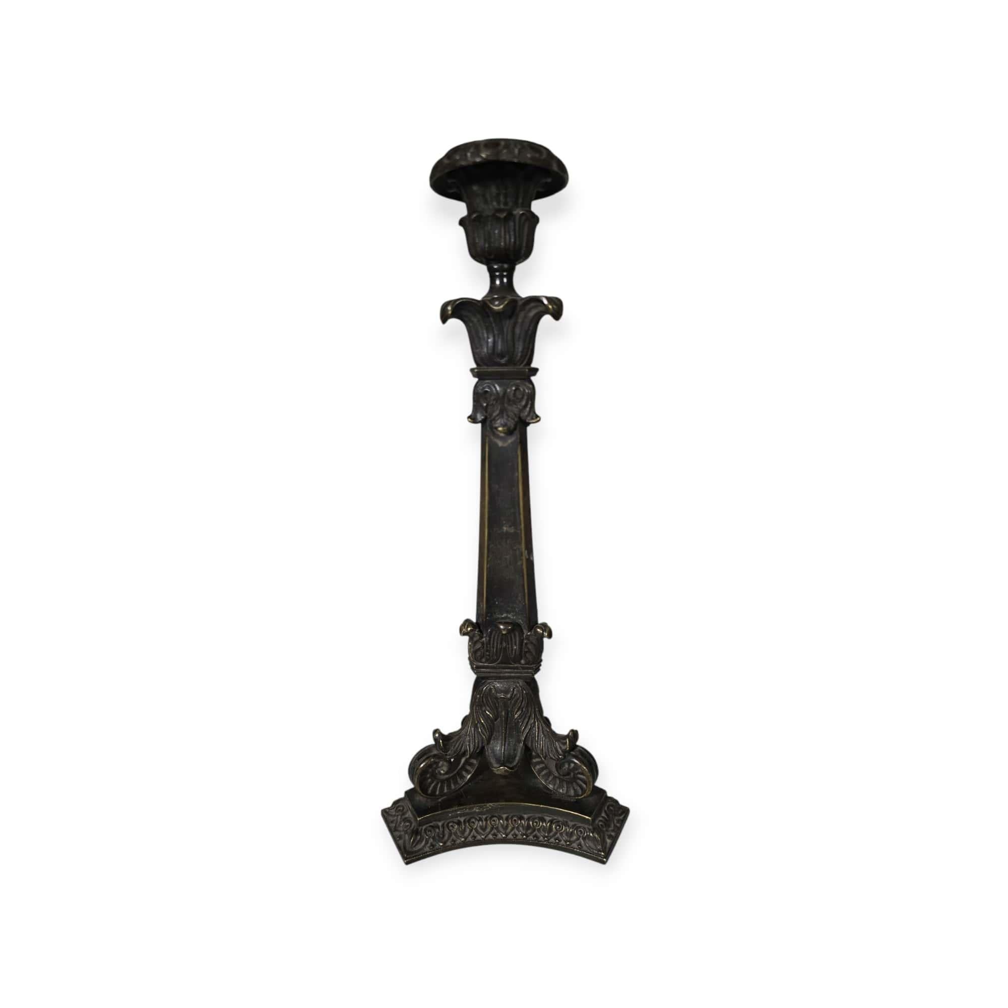 Coppia di candelabri in bronzo francesi del XIX secolo In condizioni buone in vendita a Madrid, ES