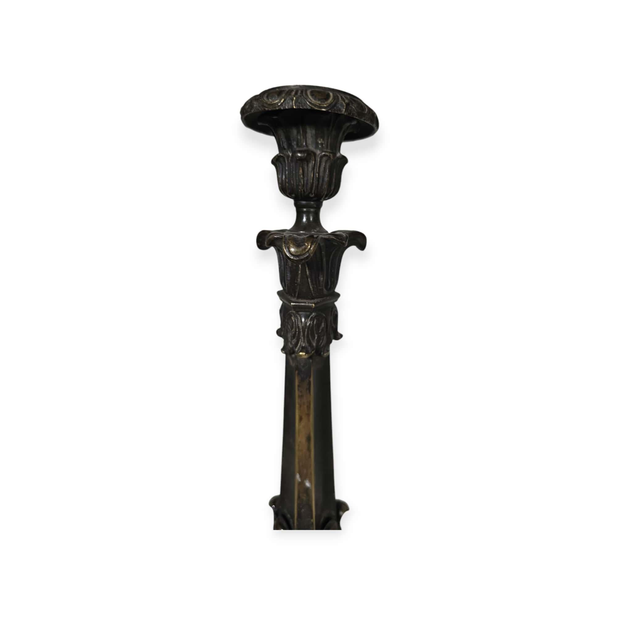 Fine XIX secolo Coppia di candelabri in bronzo francesi del XIX secolo in vendita