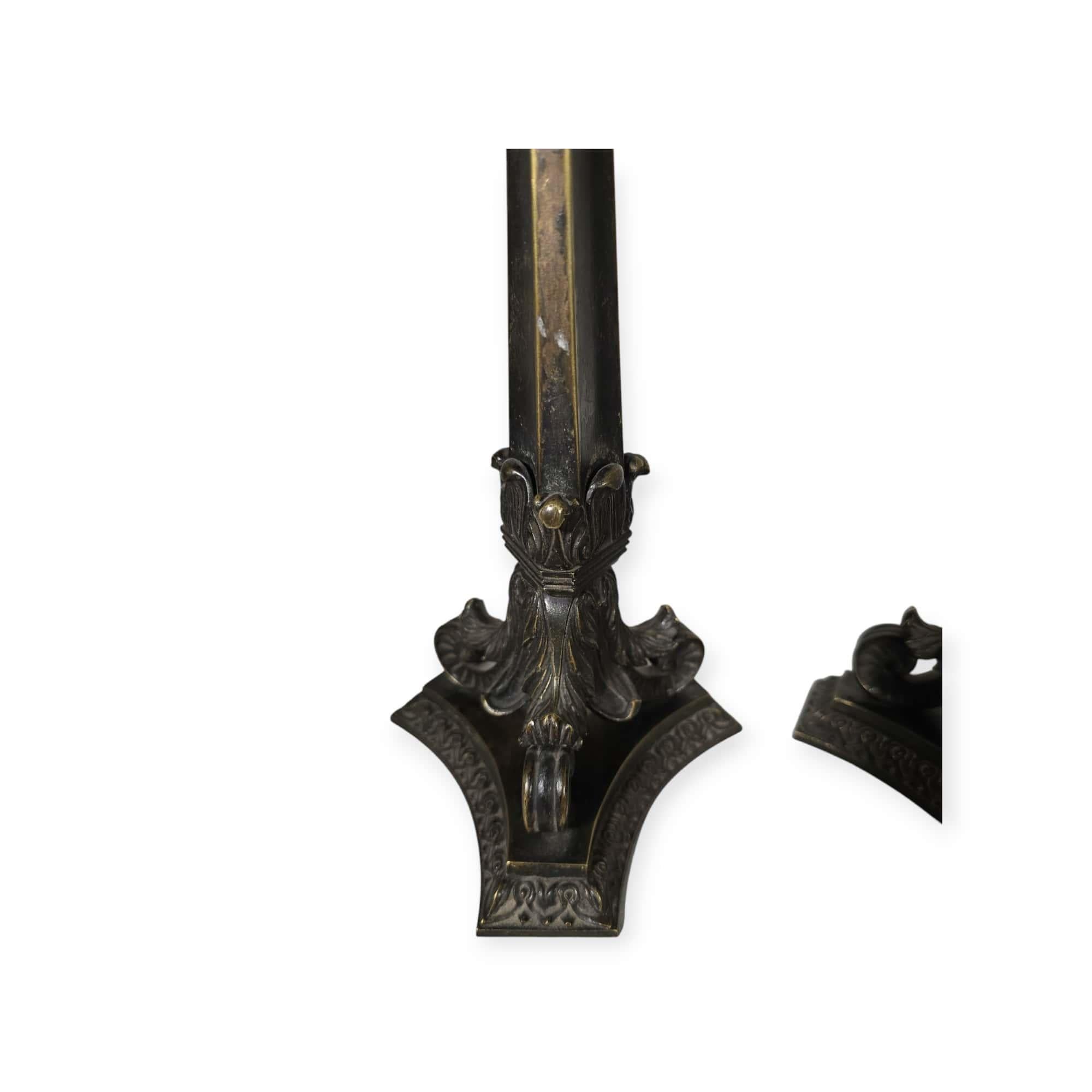 Coppia di candelabri in bronzo francesi del XIX secolo in vendita 3