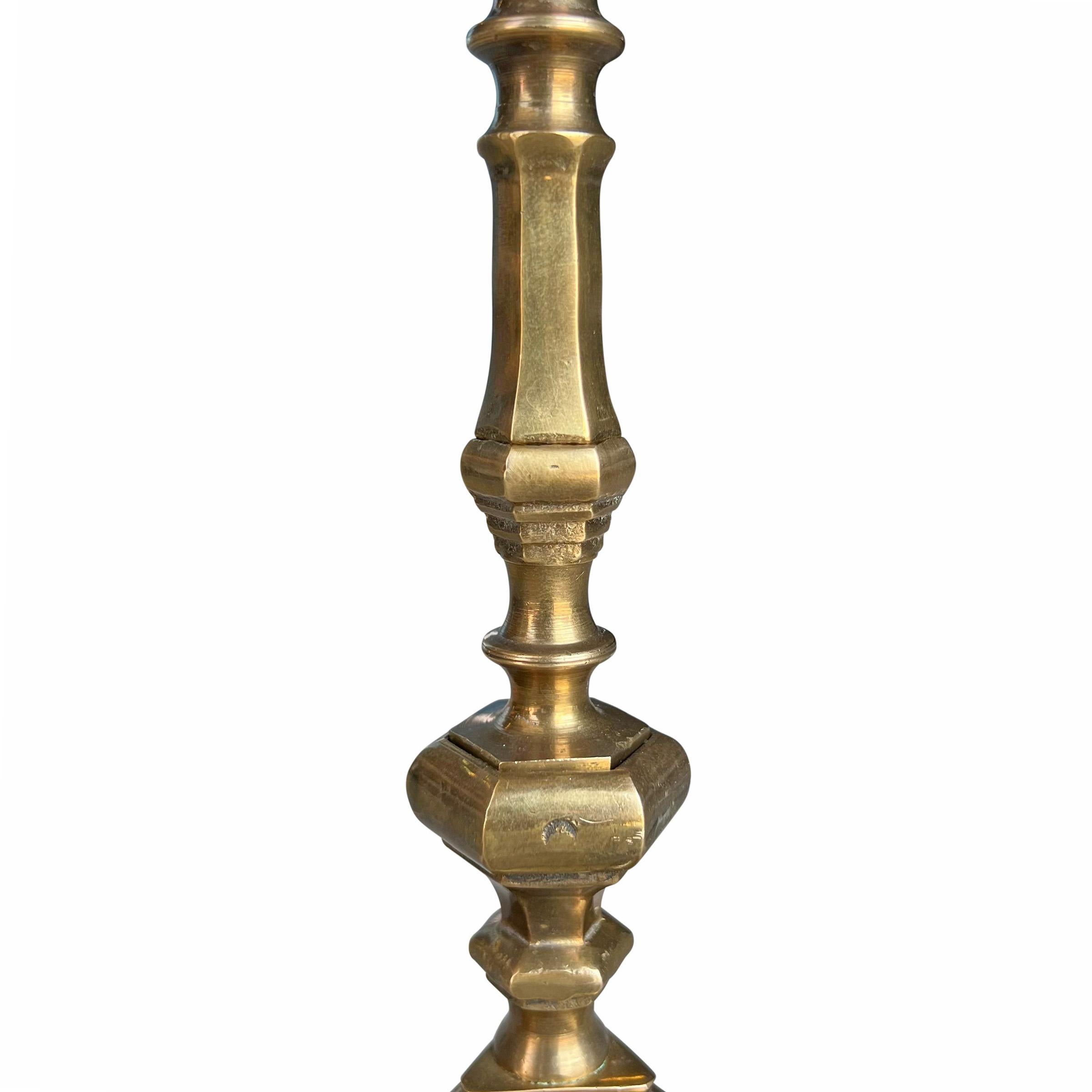 Paire de chandeliers en bronze français du XIXe siècle en vente 2
