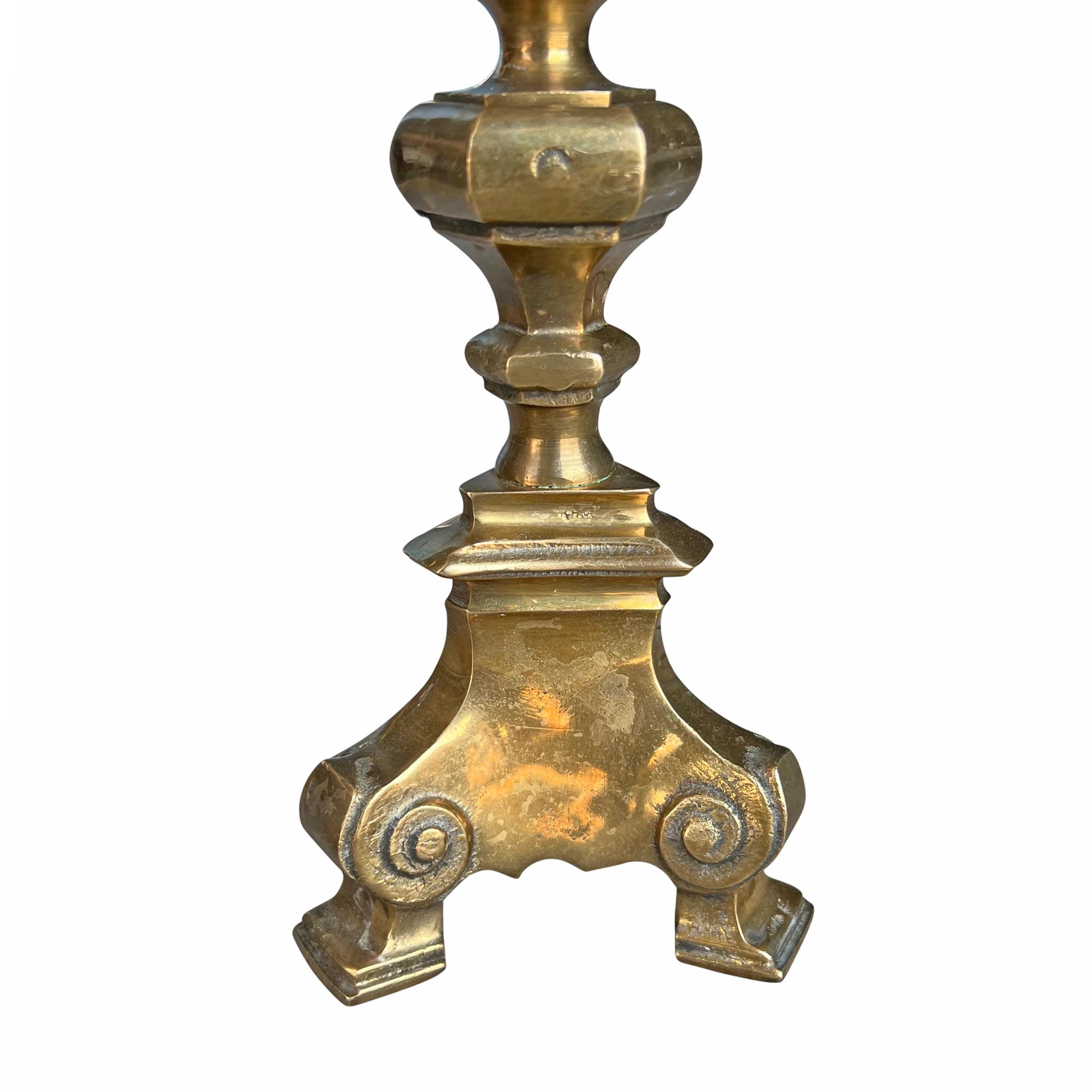 Paire de chandeliers en bronze français du XIXe siècle en vente 3