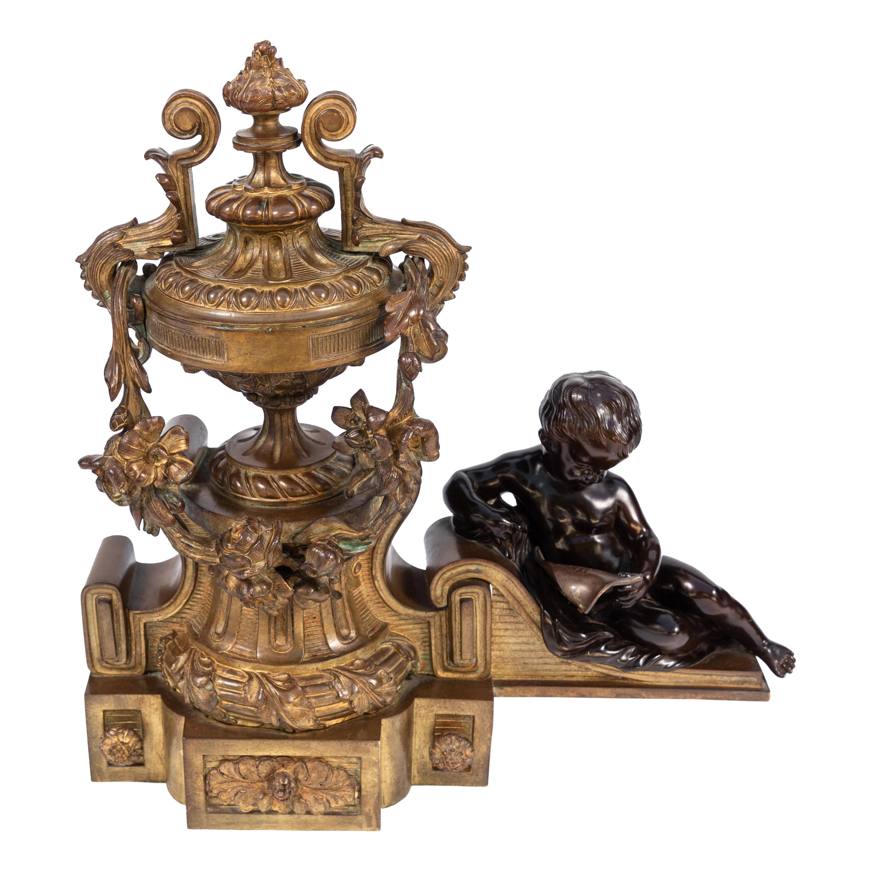 Paire de Chenets français du XIXe siècle en bronze doré et patiné. Finement ciselé.