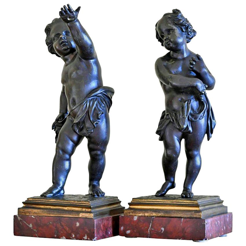 Paire de chérubins français du 19ème siècle en bronze sur socle en marbre en vente