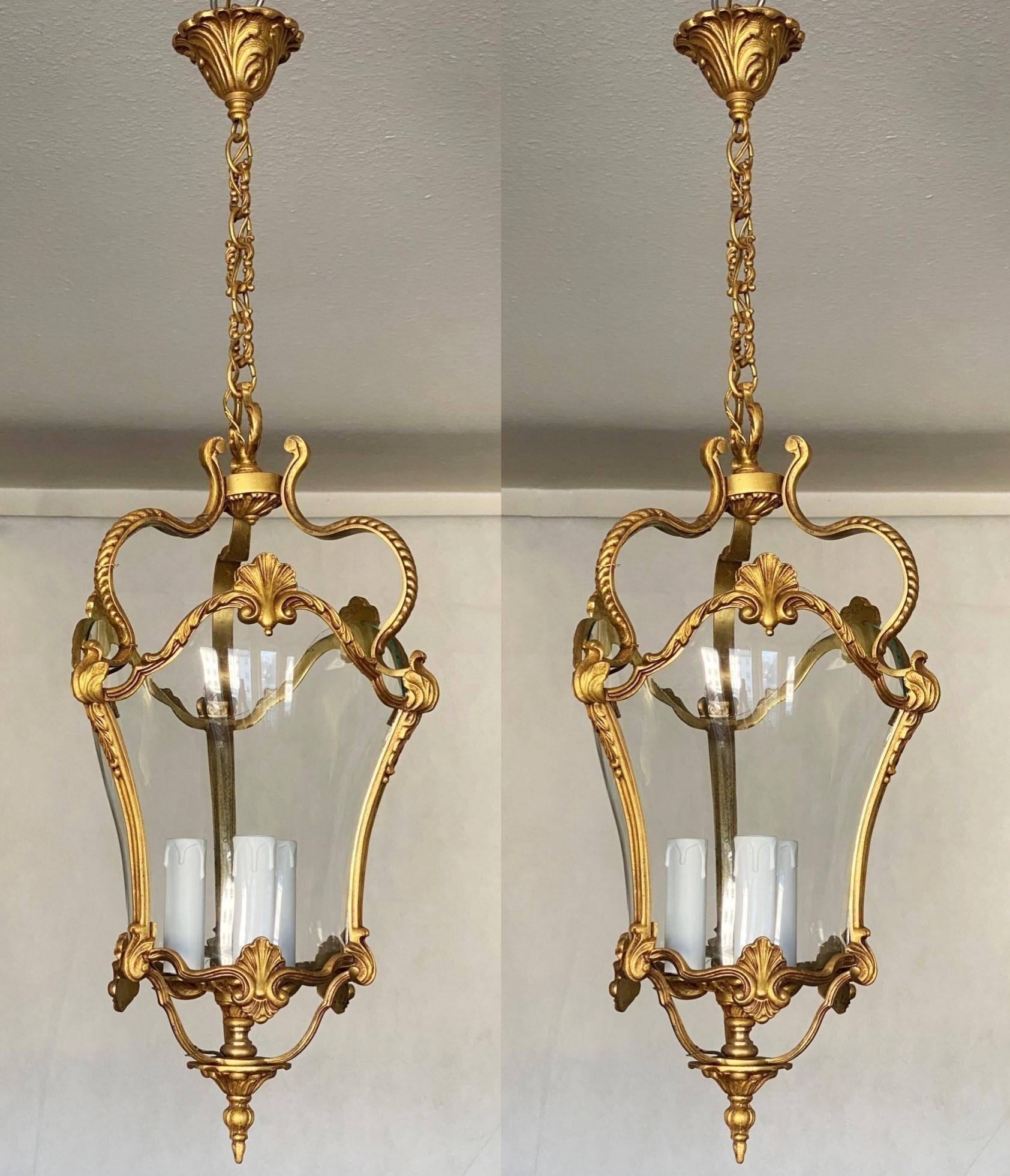 Pair of  French Art Deco Arched Crystal Gilt Bronze Three-Light Lanterns In Good Condition In Frankfurt am Main, DE