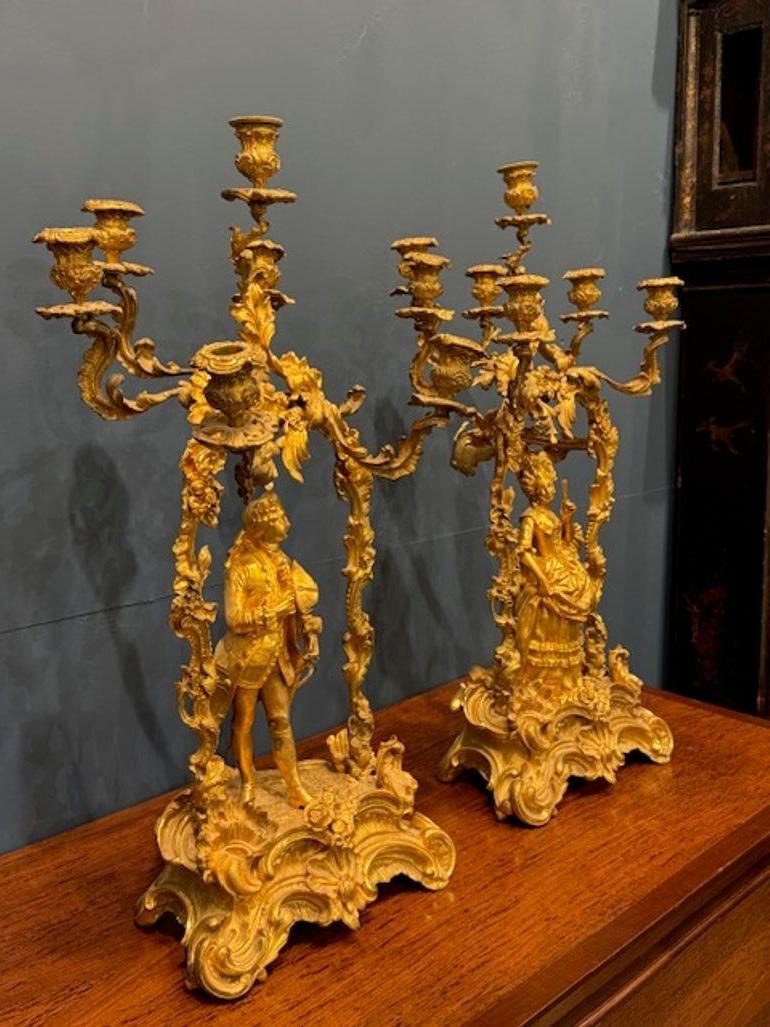 Paar französische Bronzekandelaber des 19. (19. Jahrhundert) im Angebot