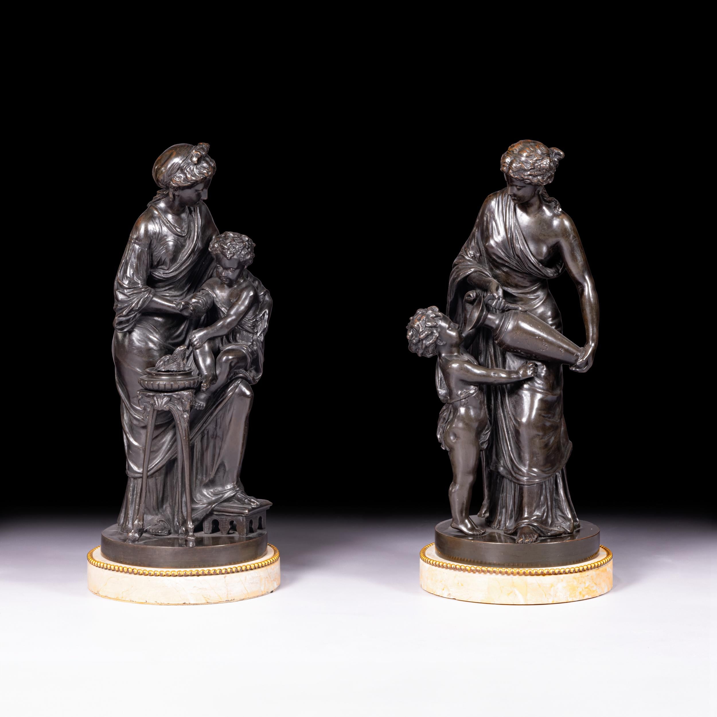 Una bella coppia di figure di gruppo in bronzo del XIX secolo di Louis Sauvageau (1822-1874). Il bronzo patinato raffigura una donna vestita in modo classico che versa l'acqua da una brocca a un bambino che sta ai suoi piedi, mentre l'altro bronzo