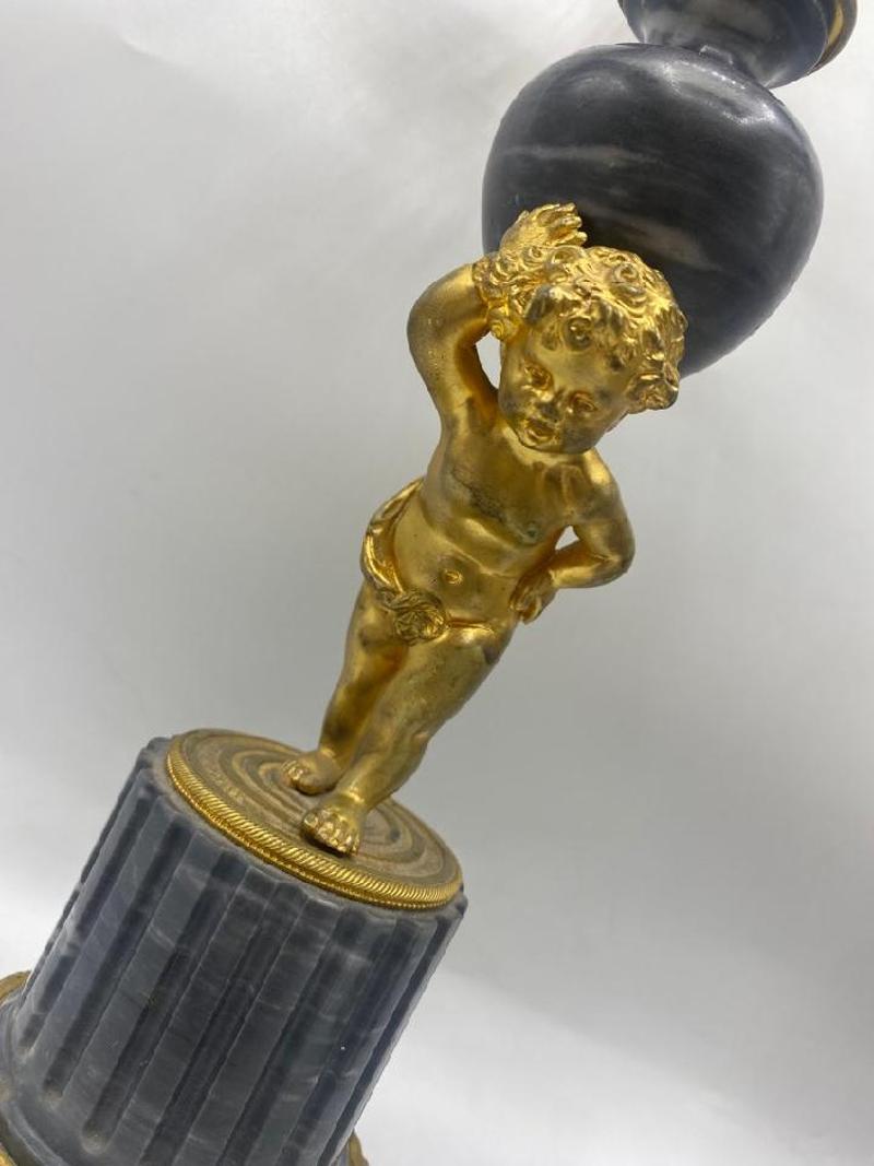 Paar hohe französische Bronze-Goldbronze- und Marmorkandelaber des 19. Jahrhunderts (Französisch) im Angebot