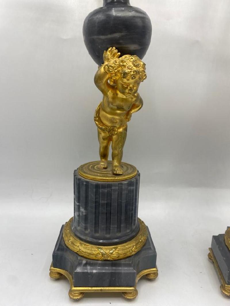Paar hohe französische Bronze-Goldbronze- und Marmorkandelaber des 19. Jahrhunderts im Zustand „Gut“ im Angebot in Middleburg, VA