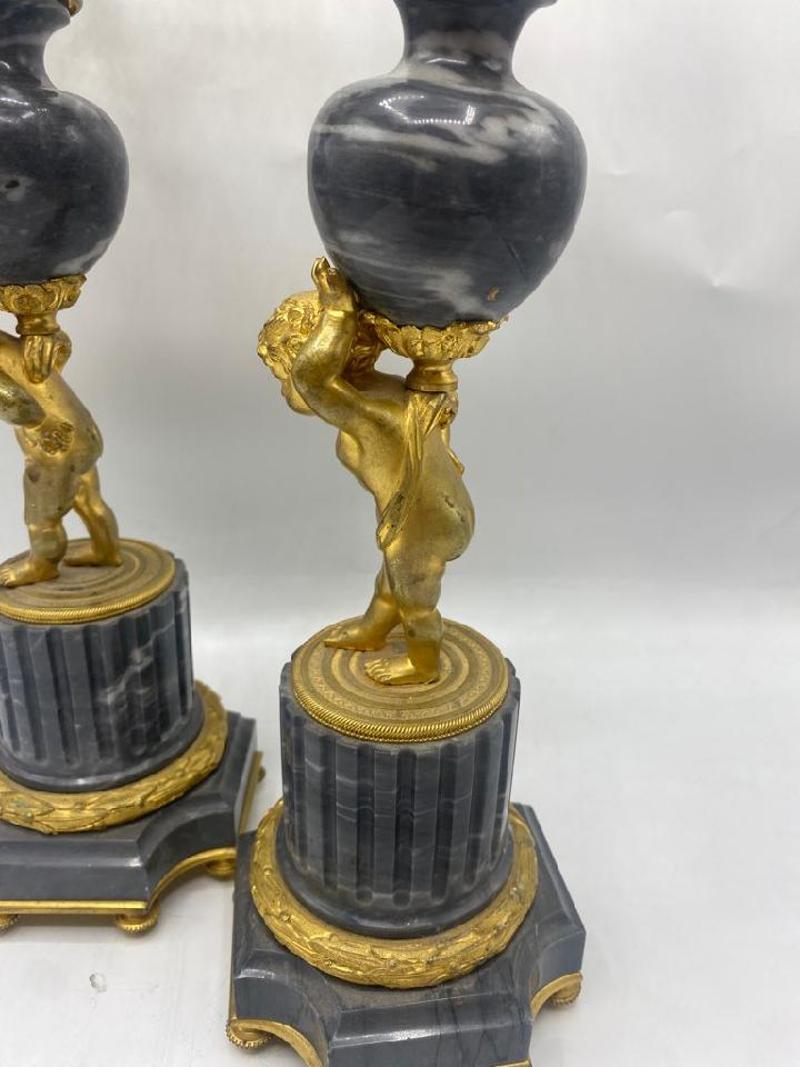 Paar hohe französische Bronze-Goldbronze- und Marmorkandelaber des 19. Jahrhunderts im Angebot 1