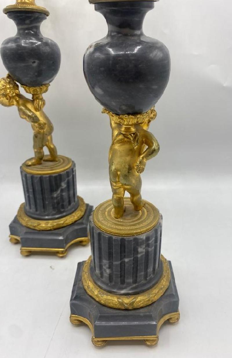 Paar hohe französische Bronze-Goldbronze- und Marmorkandelaber des 19. Jahrhunderts im Angebot 2