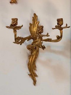 Ein Paar französische Kerzenleuchter aus vergoldeter Bronze (Ormolu) aus dem 19. Jahrhundert