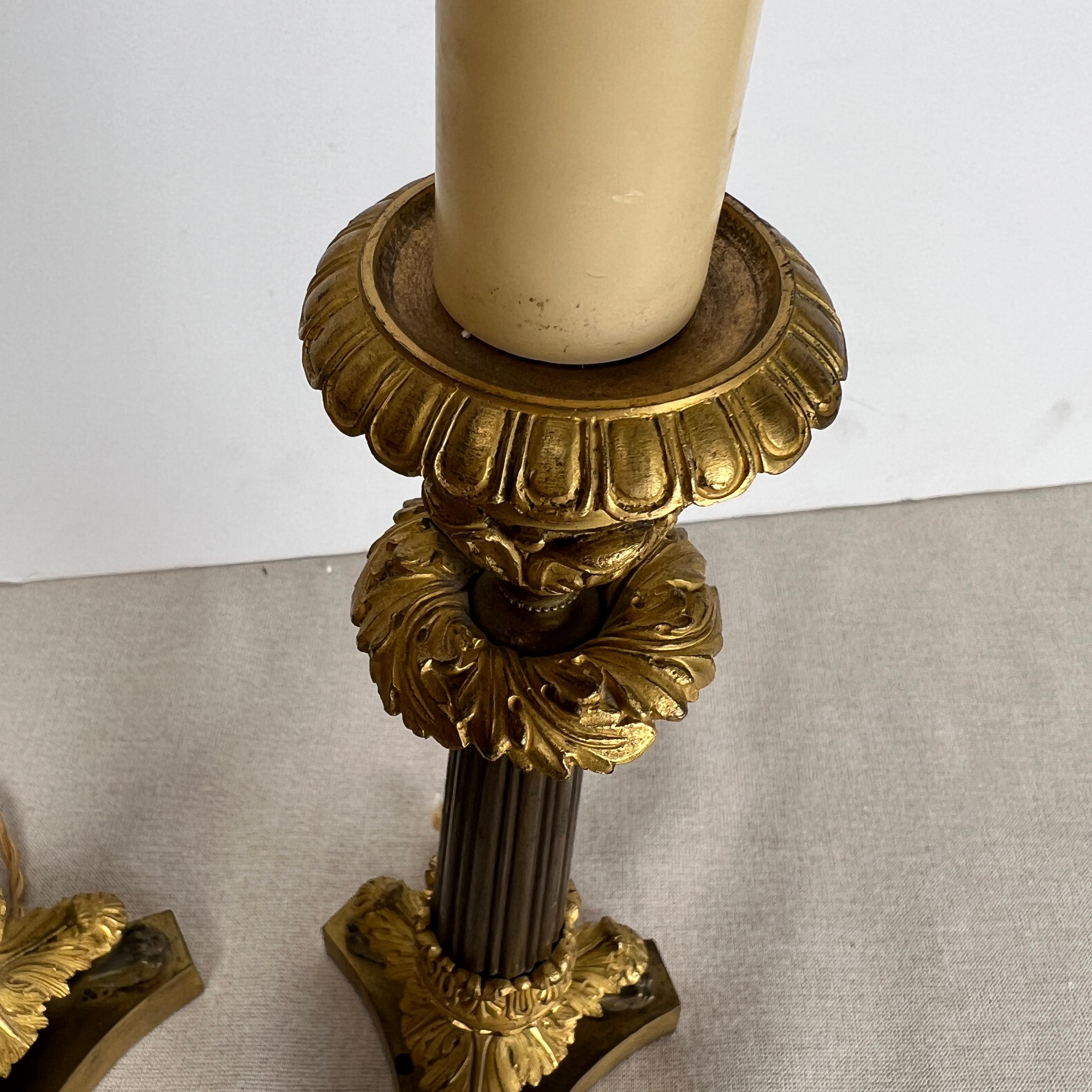 Coppia di candelieri impero francesi del XIX secolo in marrone e oro. in vendita 3