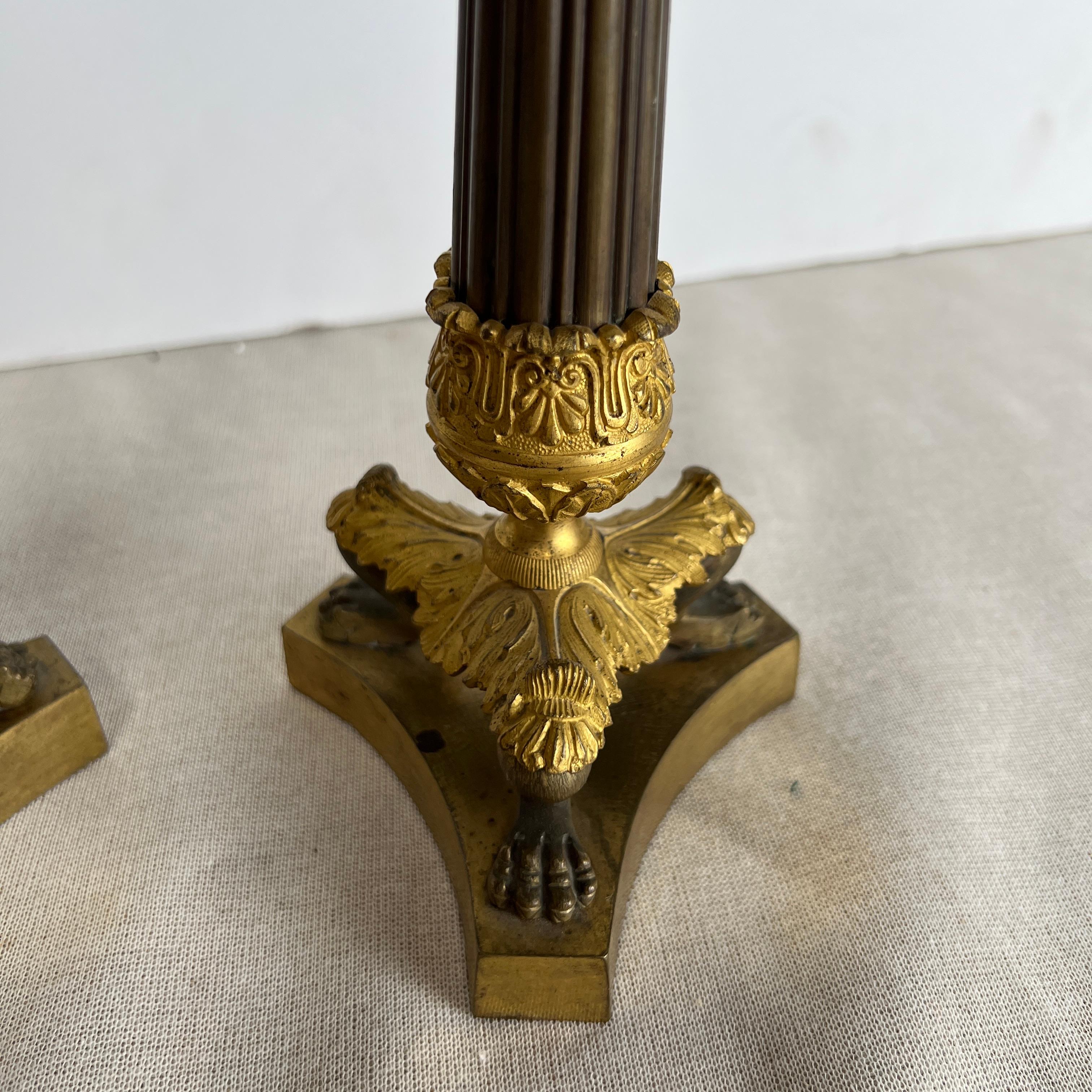 Coppia di candelieri impero francesi del XIX secolo in marrone e oro. in vendita 5