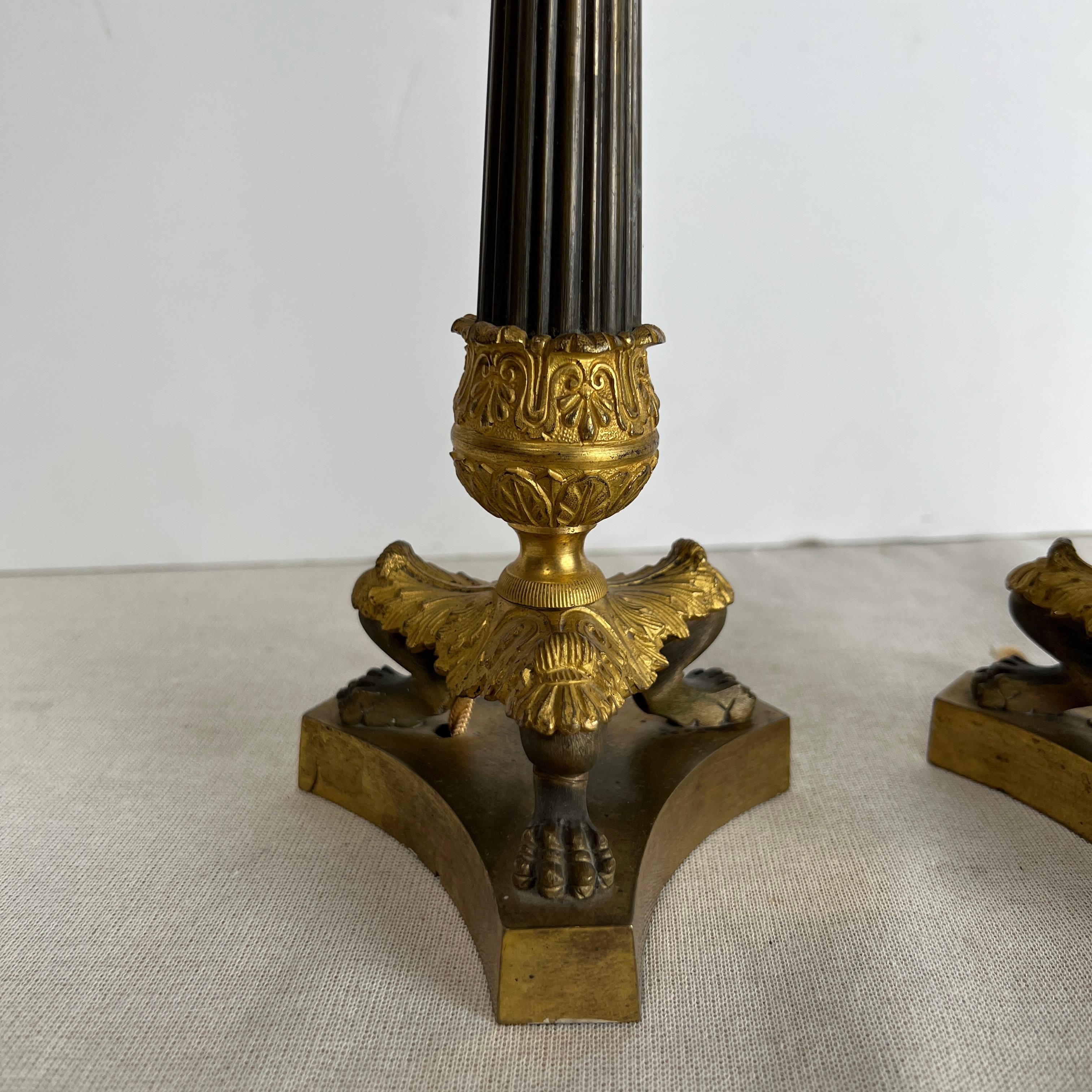 Coppia di candelieri impero francesi del XIX secolo in marrone e oro. in vendita 6