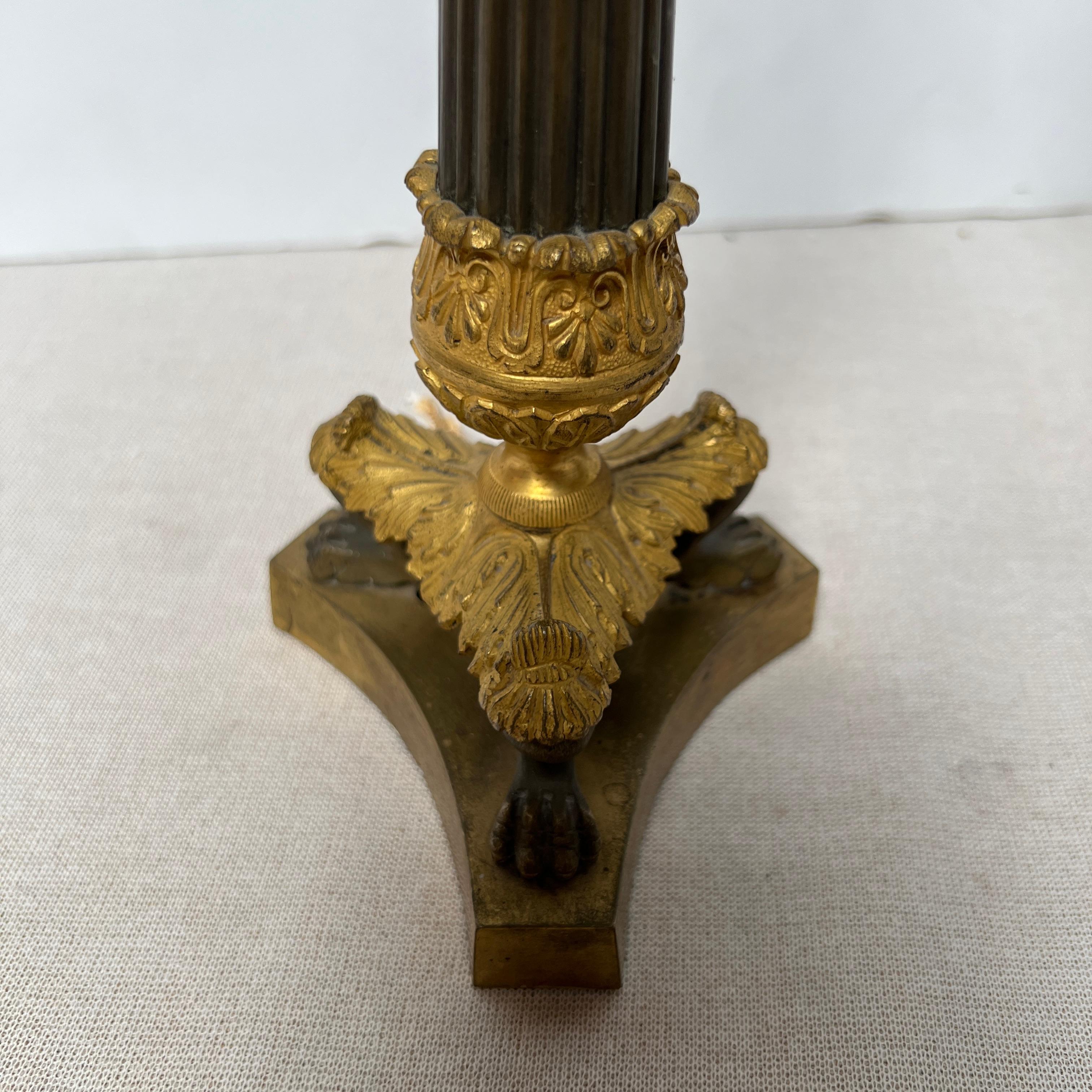 Coppia di candelieri impero francesi del XIX secolo in marrone e oro. in vendita 7
