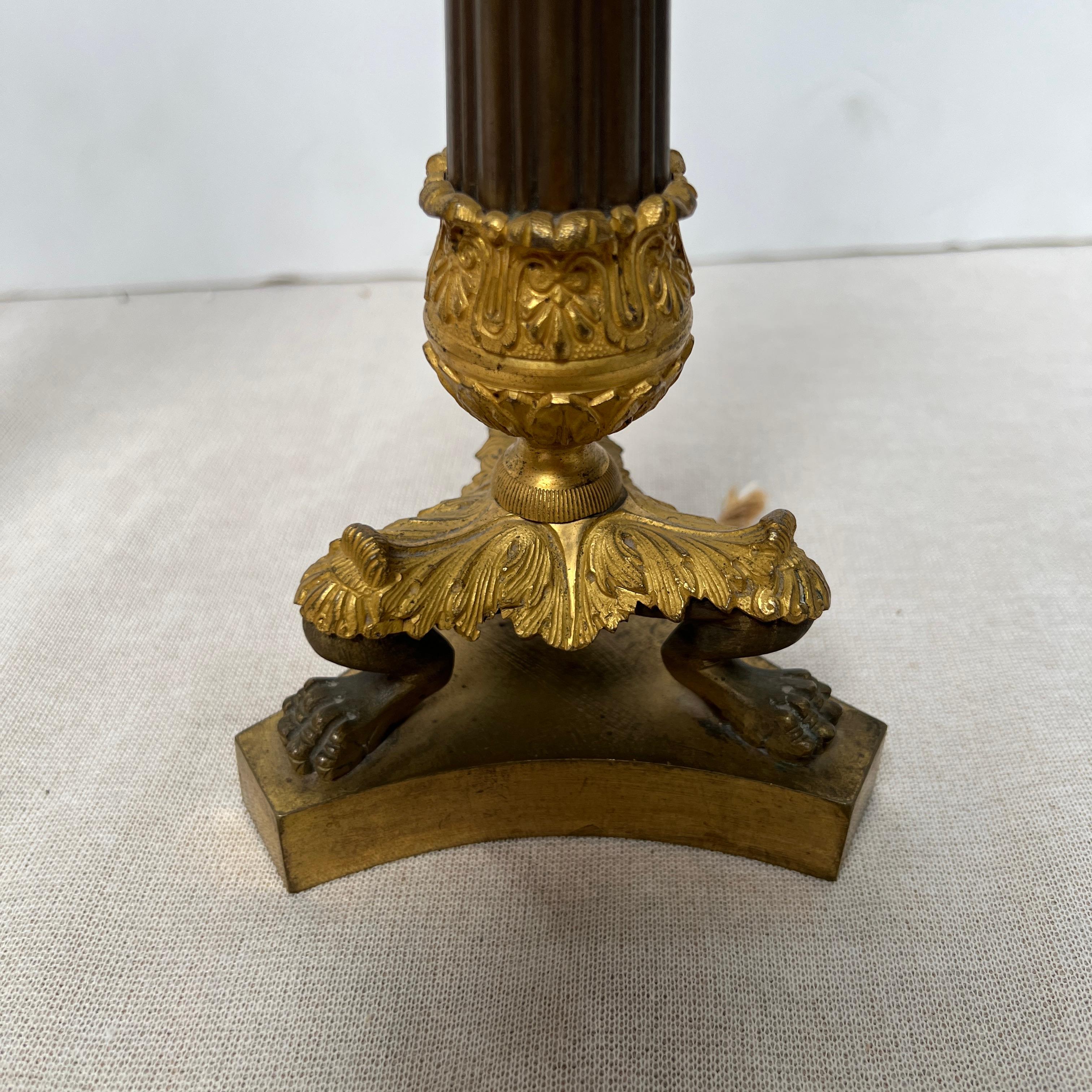Coppia di candelieri impero francesi del XIX secolo in marrone e oro. in vendita 8