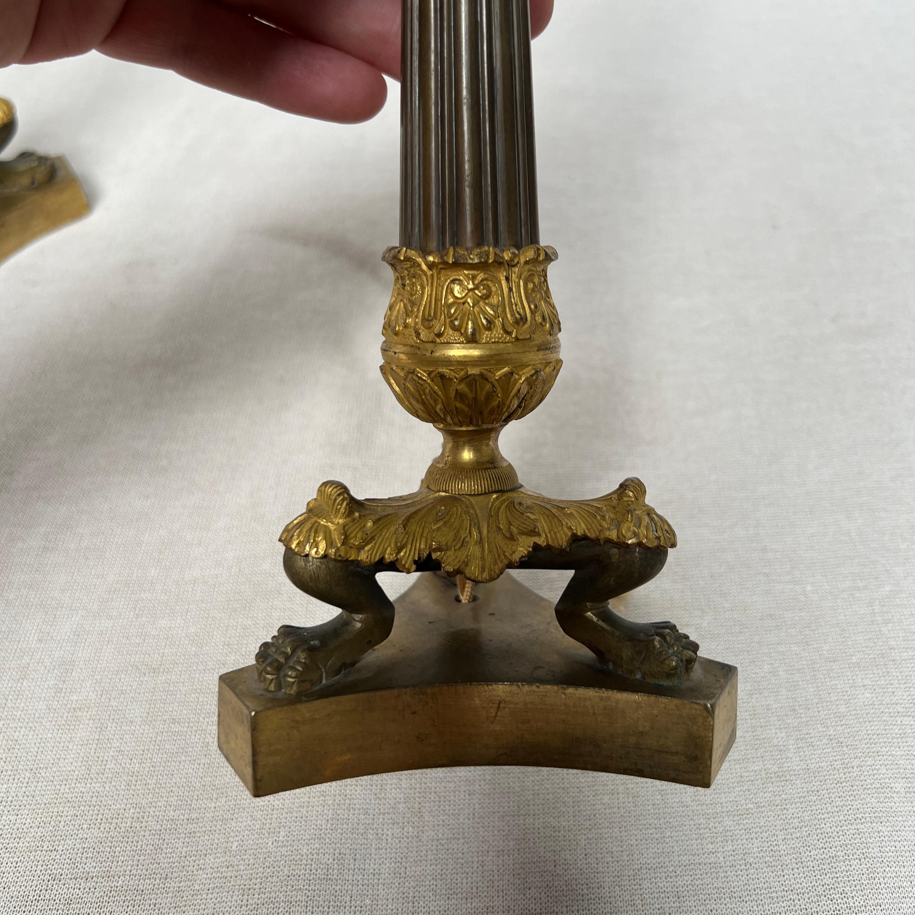 Coppia di candelieri impero francesi del XIX secolo in marrone e oro. in vendita 9