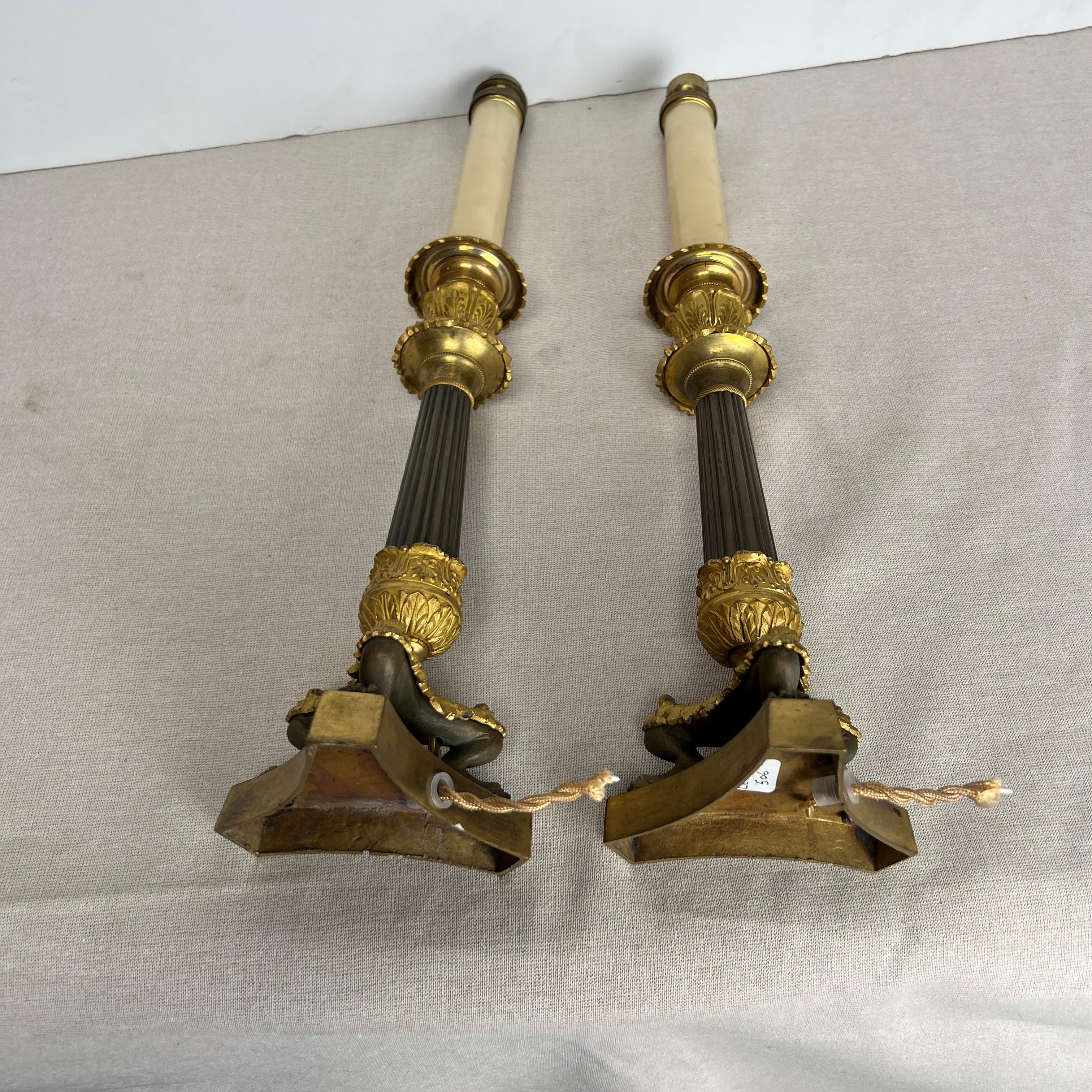 Coppia di candelieri impero francesi del XIX secolo in marrone e oro. in vendita 11
