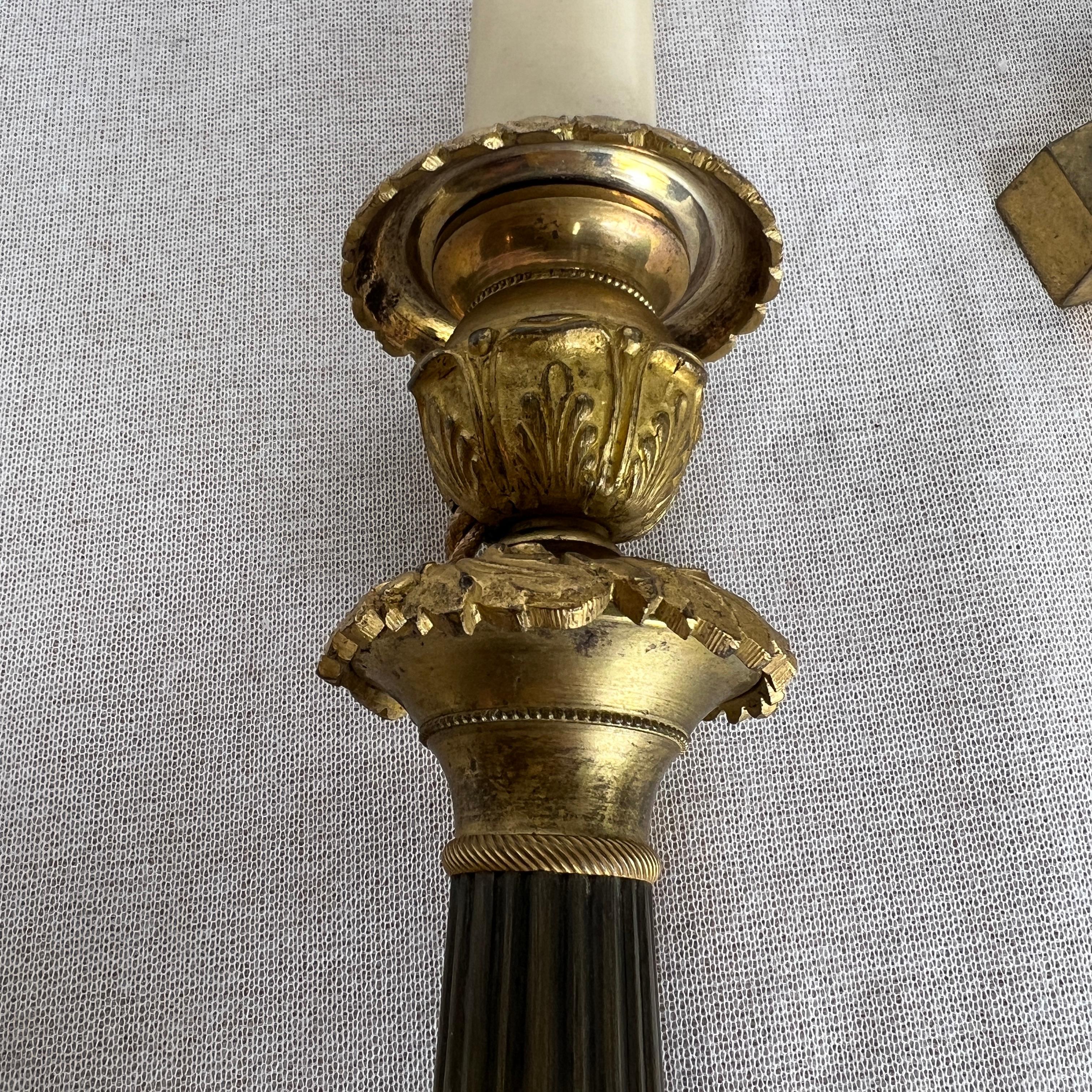 Coppia di candelieri impero francesi del XIX secolo in marrone e oro. in vendita 12